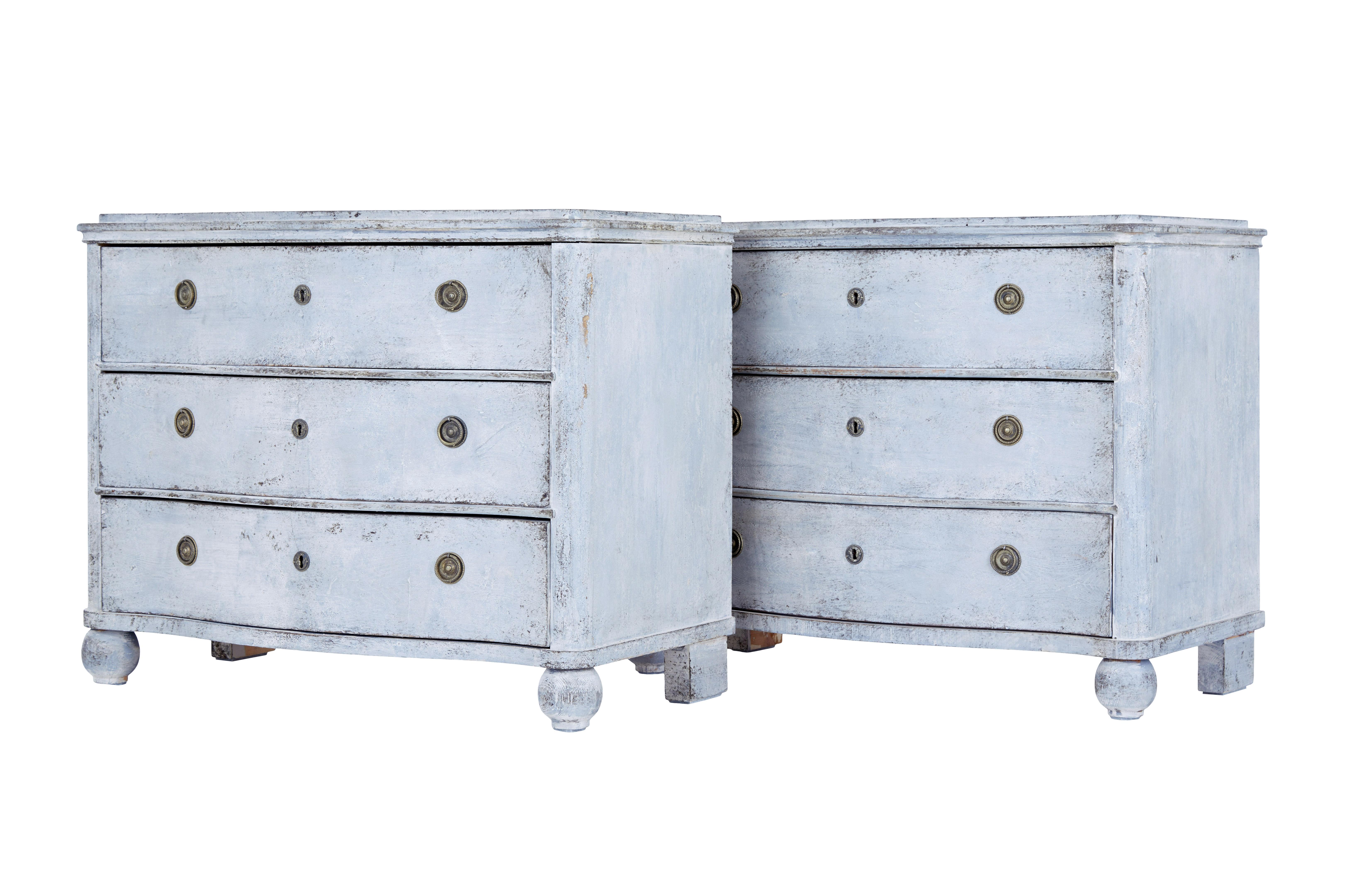 Swedish pair of mid-19th century painted chest of drawers.

Fine quality pair of shaped oak and painted commodes circa 1860.

Serpentine shaped top surface with moulded edge, below which each chest has 3 shaped drawers of equal proportions,
