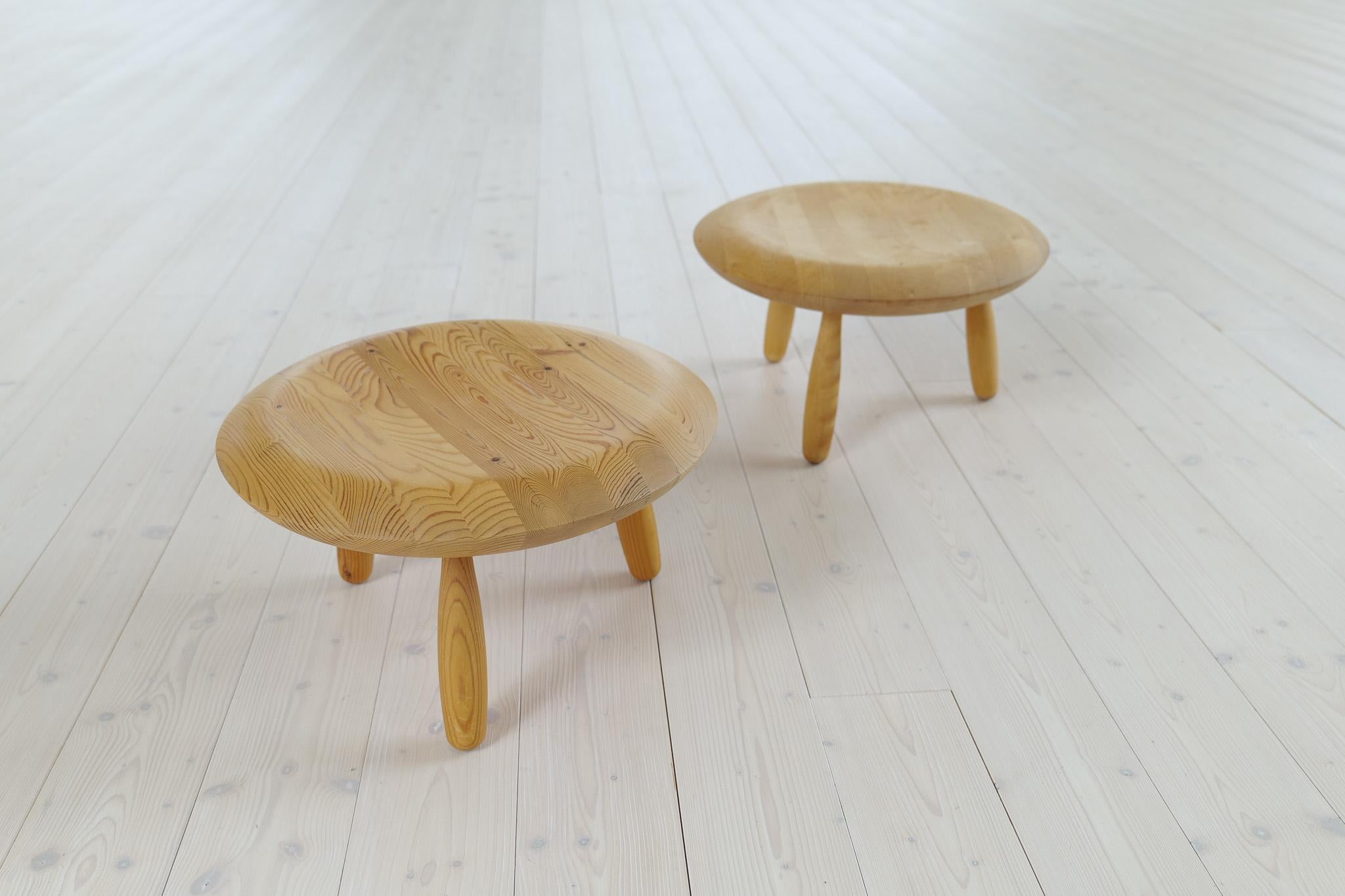 Als Paar sind diese ikonischen Hocker eine großartige Ergänzung für jede Einrichtung. 
Sie haben ein klobiges, pilzartiges, aber dennoch raffiniertes Aussehen. Aus massiver Birke gefertigt, sind sie ziemlich schwer, aber dennoch leicht zu bewegen