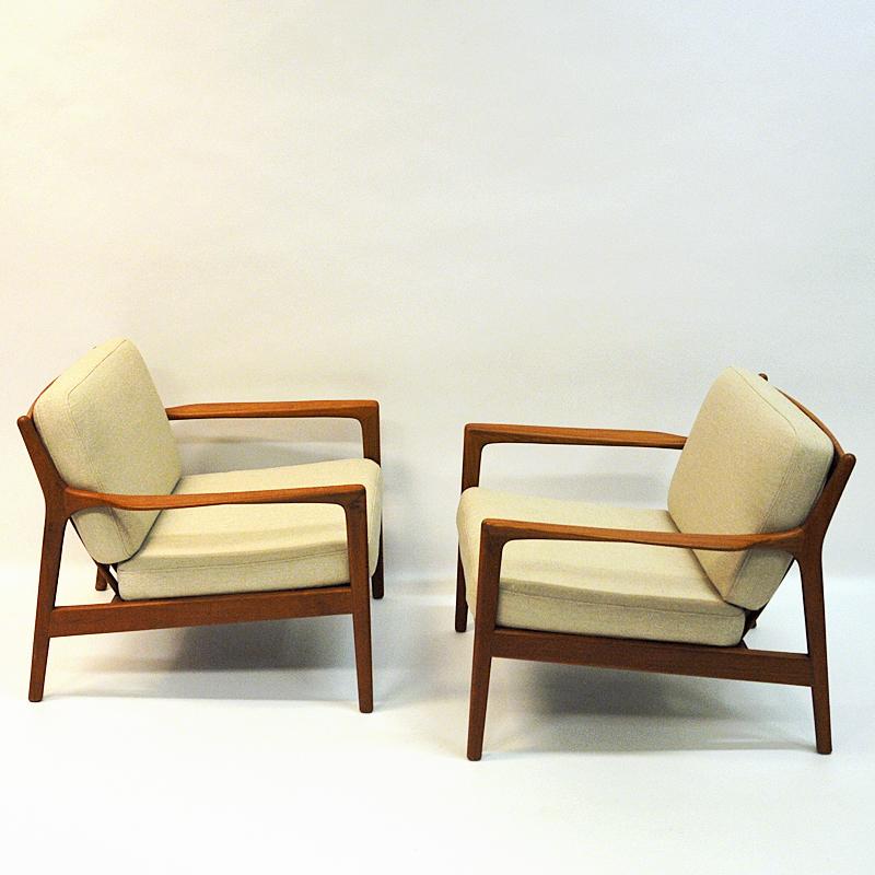 A terrific pair of teak chairs model USA 75 by Folke Ohlsson for DUX, Sweden, 1960s. The chairs are made of teak and have newly upholstered back and seat cushions in cream woolfabric 'Hallingdal' from GU Norway.
Nicely tilted and soft seats. Lovely