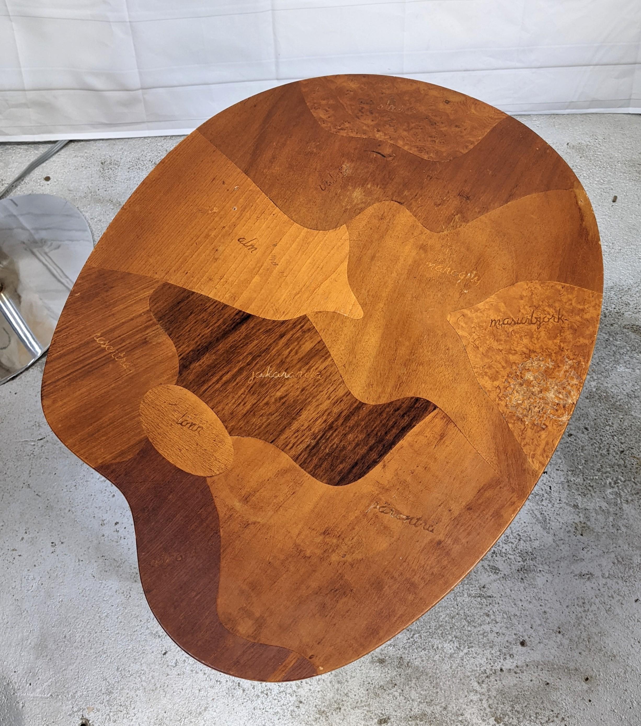 Charmante table suédoise en forme de palette avec des spécimens de bois datant des années 1950. Design/One typique en forme de palette, avec l'ajout d'incrustations en parquet de bois spécimen, les noms des espèces étant incrustés dans chaque