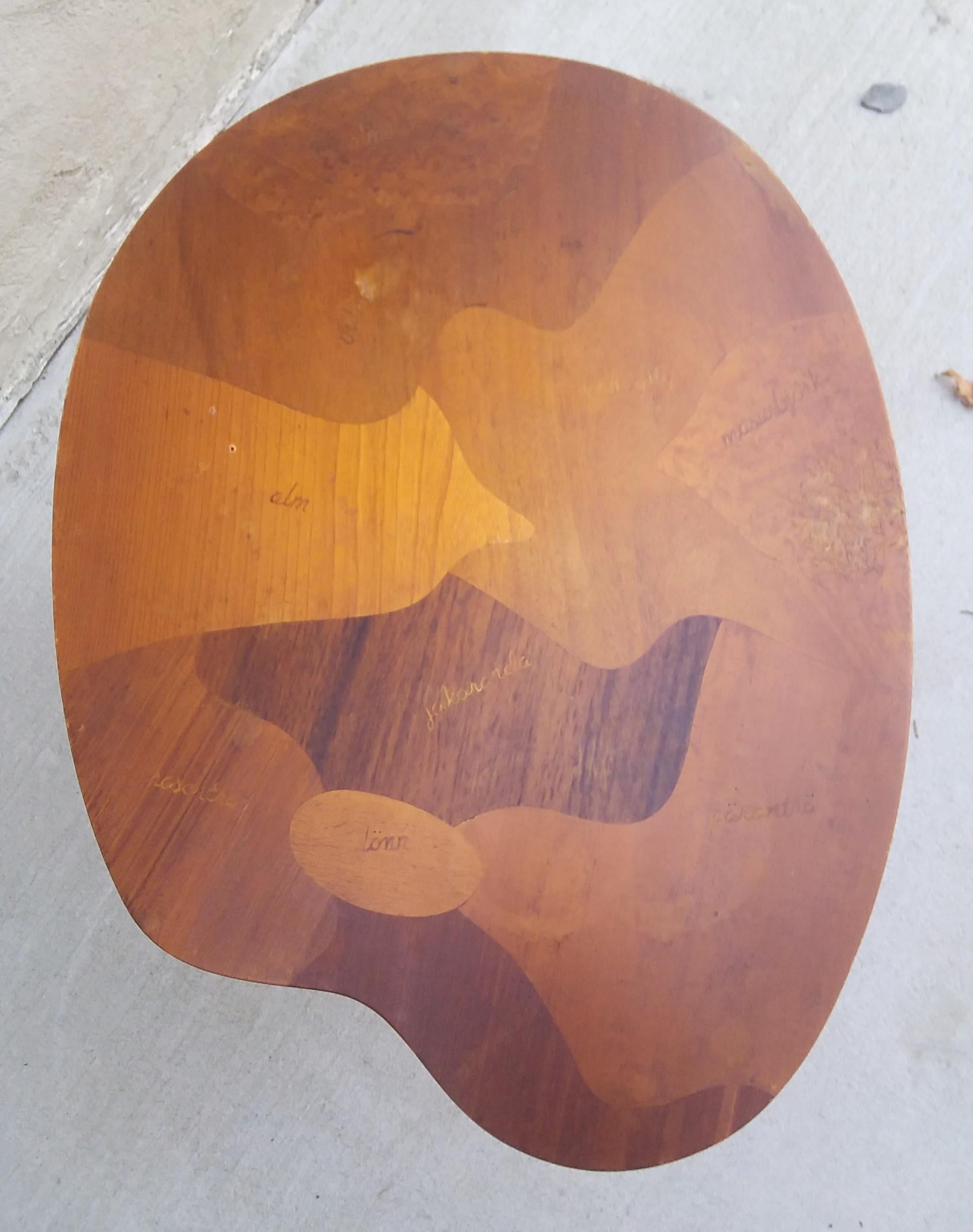 Bois Table suédoise en forme de palette avec bois spécimen en vente