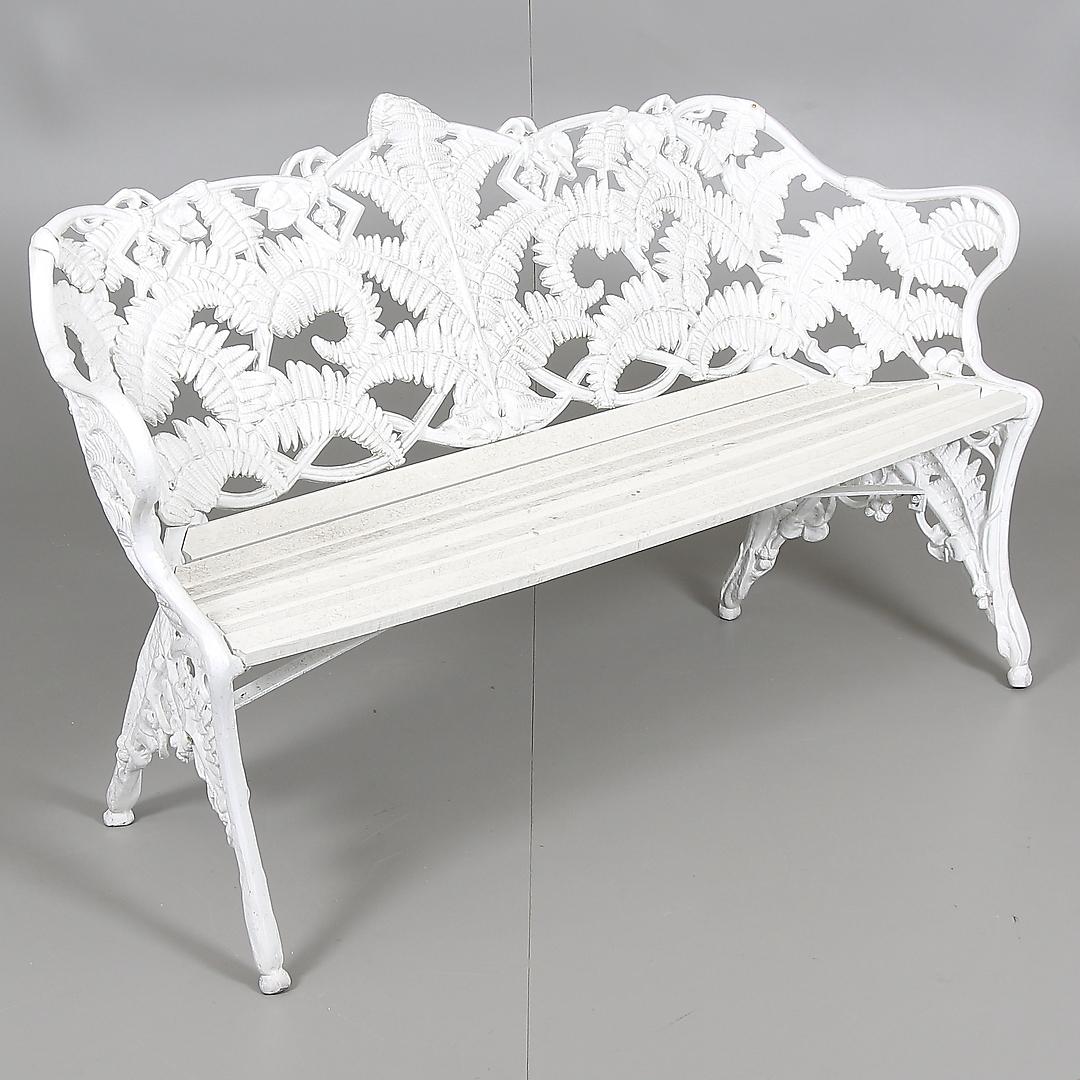 Banc en métal moulé fabriqué par la fonderie Melins, Anderstorp en Suède dans les années 1960.
Deux pièces disponibles, délai de livraison 2-4 semaines.
