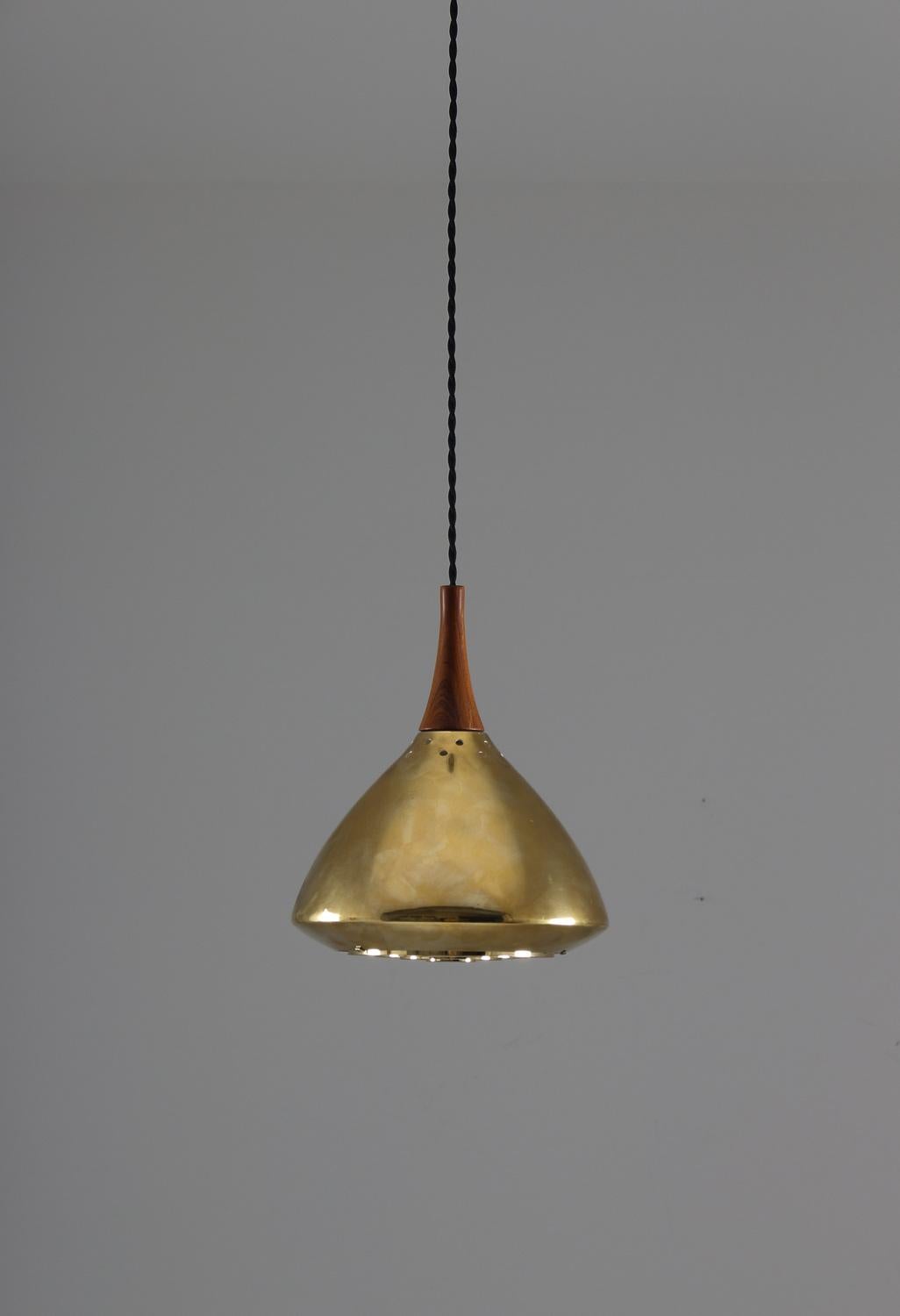 Rara lampada da soffitto in ottone e palissandro prodotta da Falkenberg, Svezia.
La lampada è realizzata in ottone spesso e viene fornita con il suo baldacchino originale in ottone. La bella forma ricorda molto il modello 