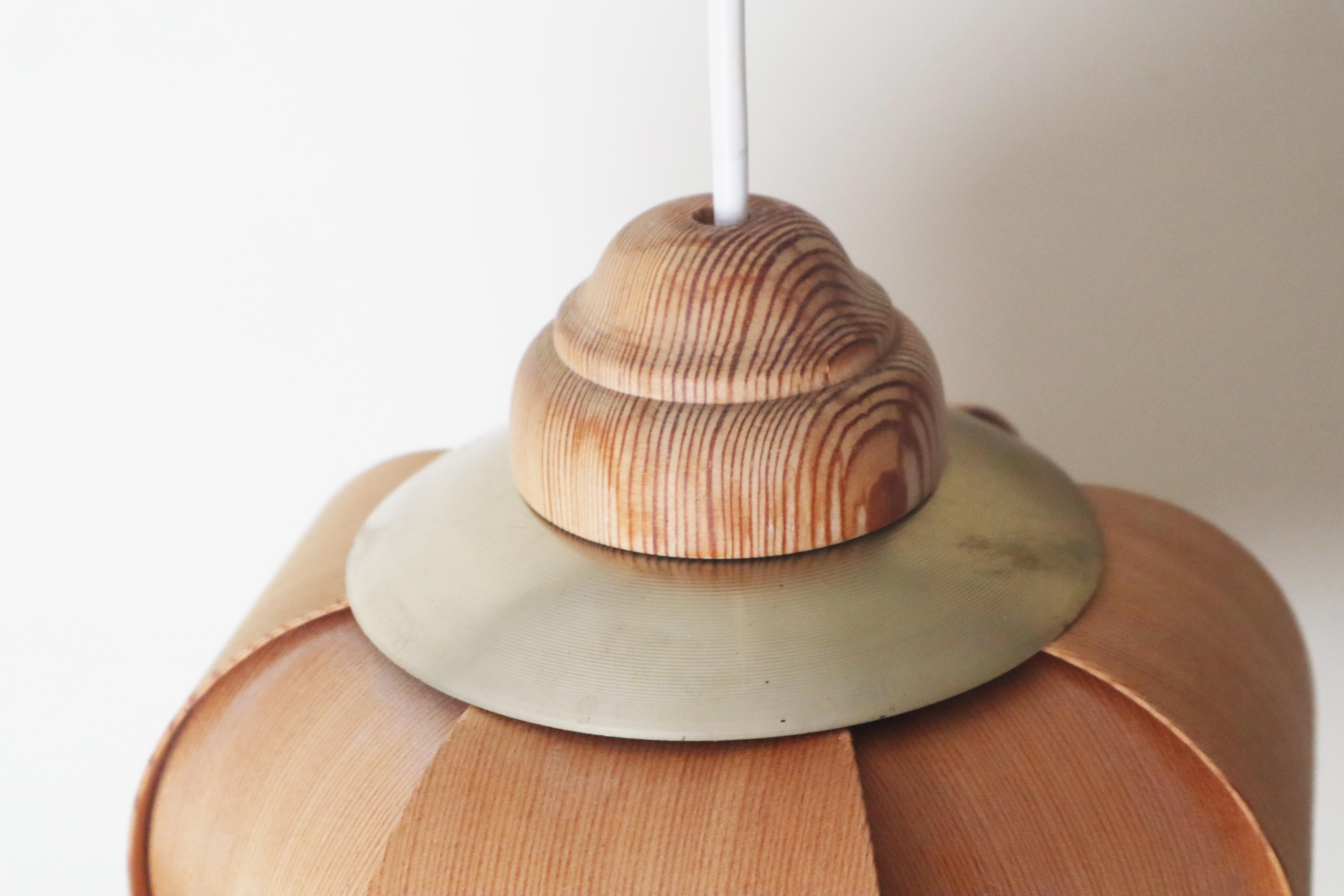 Fatto a mano Swedish Pendant Lamp In The Shape Of A Flower, Made Of Pine Chipboard in vendita