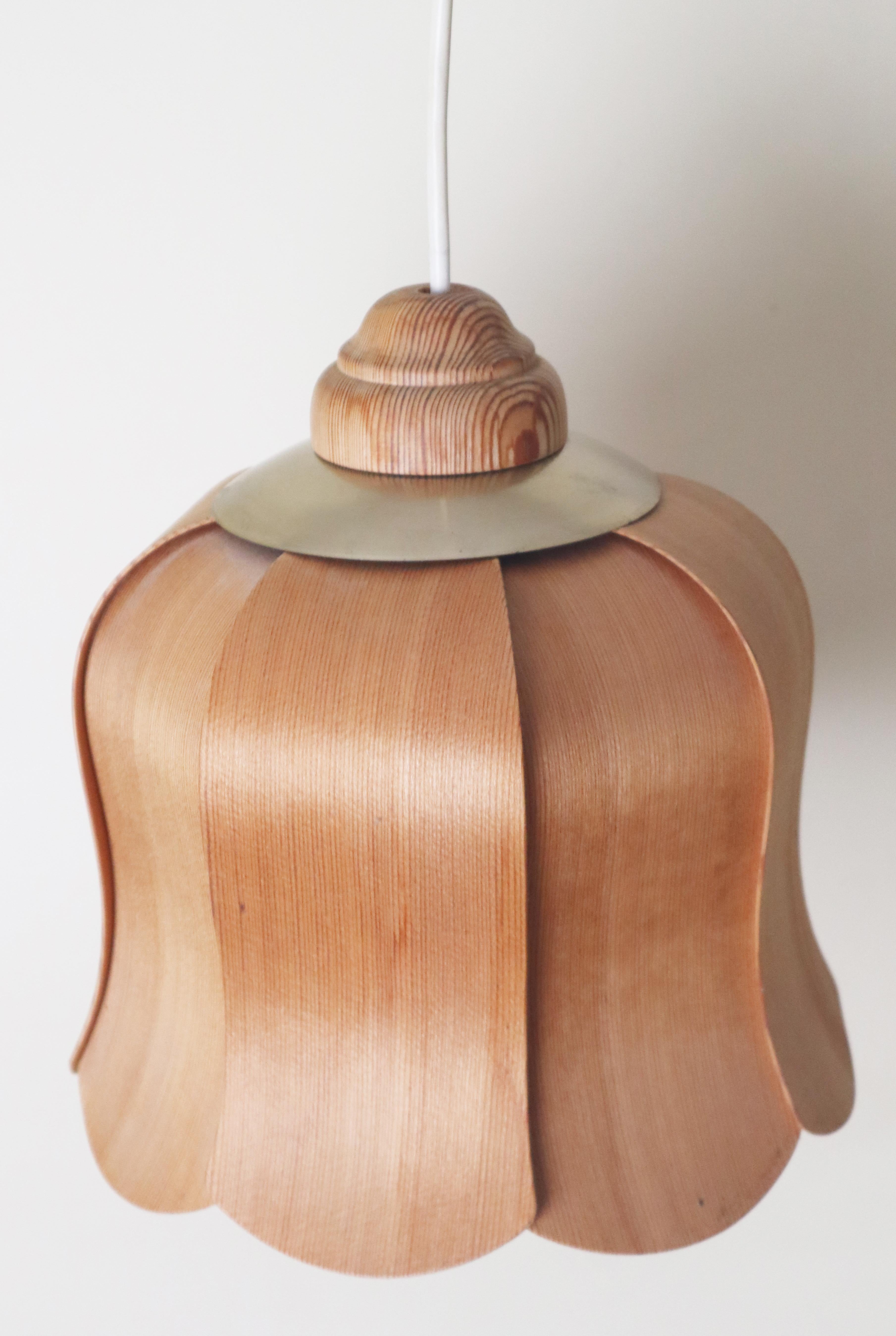 Swedish Pendant Lamp In The Shape Of A Flower, Made Of Pine Chipboard In condizioni buone in vendita a Hannover, DE