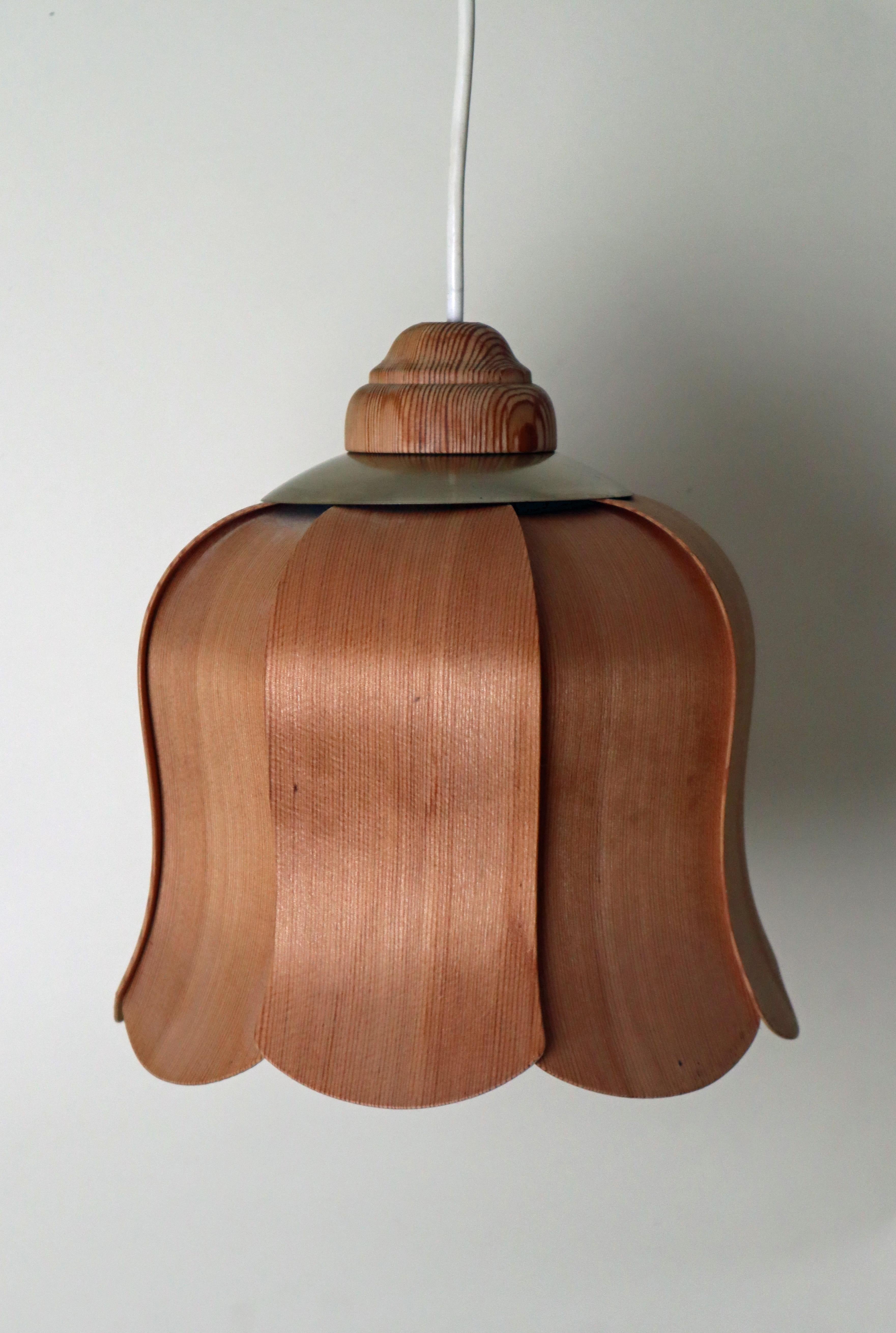 Fine XX secolo Swedish Pendant Lamp In The Shape Of A Flower, Made Of Pine Chipboard in vendita
