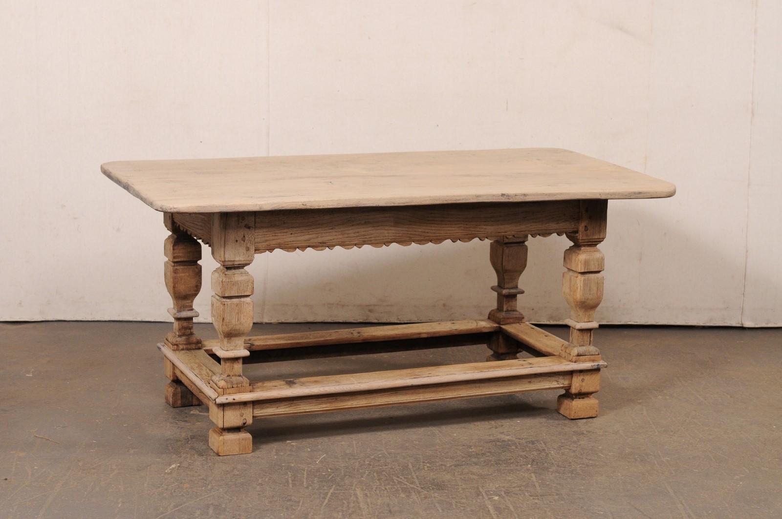 Preciosa mesa de madera barroca de la época sueca de los siglos XVII y XVIII. Esta mesa antigua procedente de Suecia tiene un tablero de forma rectangular, con esquinas redondeadas, que sobresale por debajo del delantal, que presenta un faldón