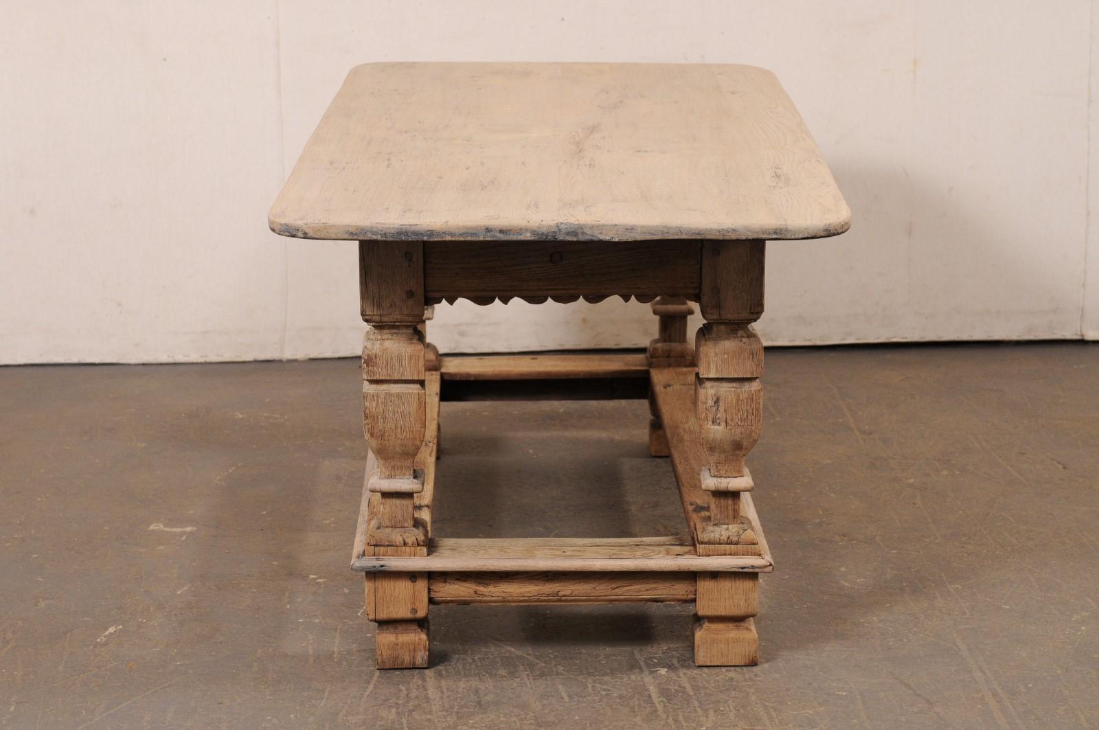 Mesa de madera tallada barroca de época sueca (¡o fabulosa isla de cocina!) en Bueno estado para la venta en Atlanta, GA