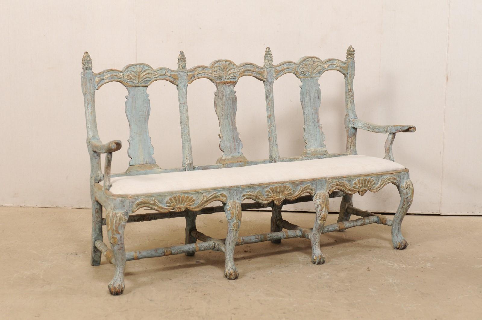 Canapé baroque d'époque suédoise en bois sculpté à trois chaises, avec siège rembourré, du 18e siècle. Ce fabuleux banc en bois sculpté à la main comporte trois dossiers sculptés pour se reposer, flanqués d'accoudoirs en bois à chaque extrémité. La