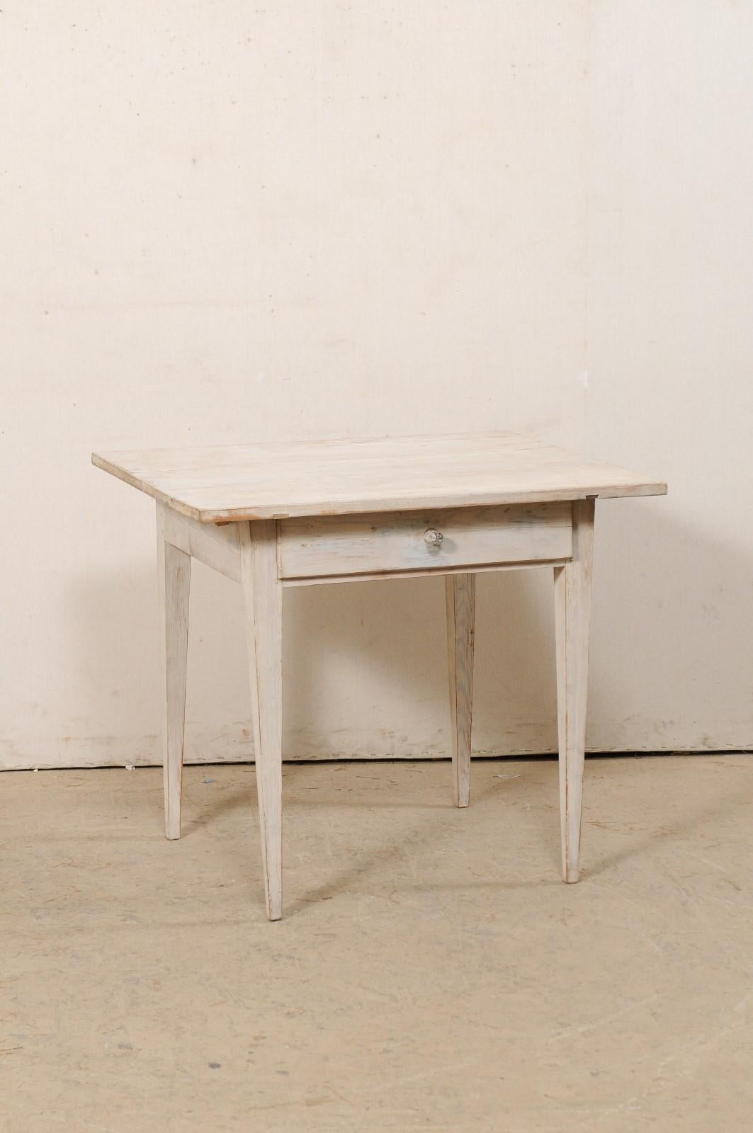 Schwedischer Tisch aus bemaltem Gustavianischem Holz aus dem frühen 19. Dieser antike Tisch aus Schweden ist in schlichten, klaren Linien gehalten. Er hat eine überhängende, rechteckige Platte über einer Schürze, in der sich eine einzelne Schublade
