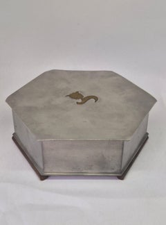 Scatola svedese in peltro, decorata con una rosa dal gioielliere di corte CG Hallberg, 1929/C8