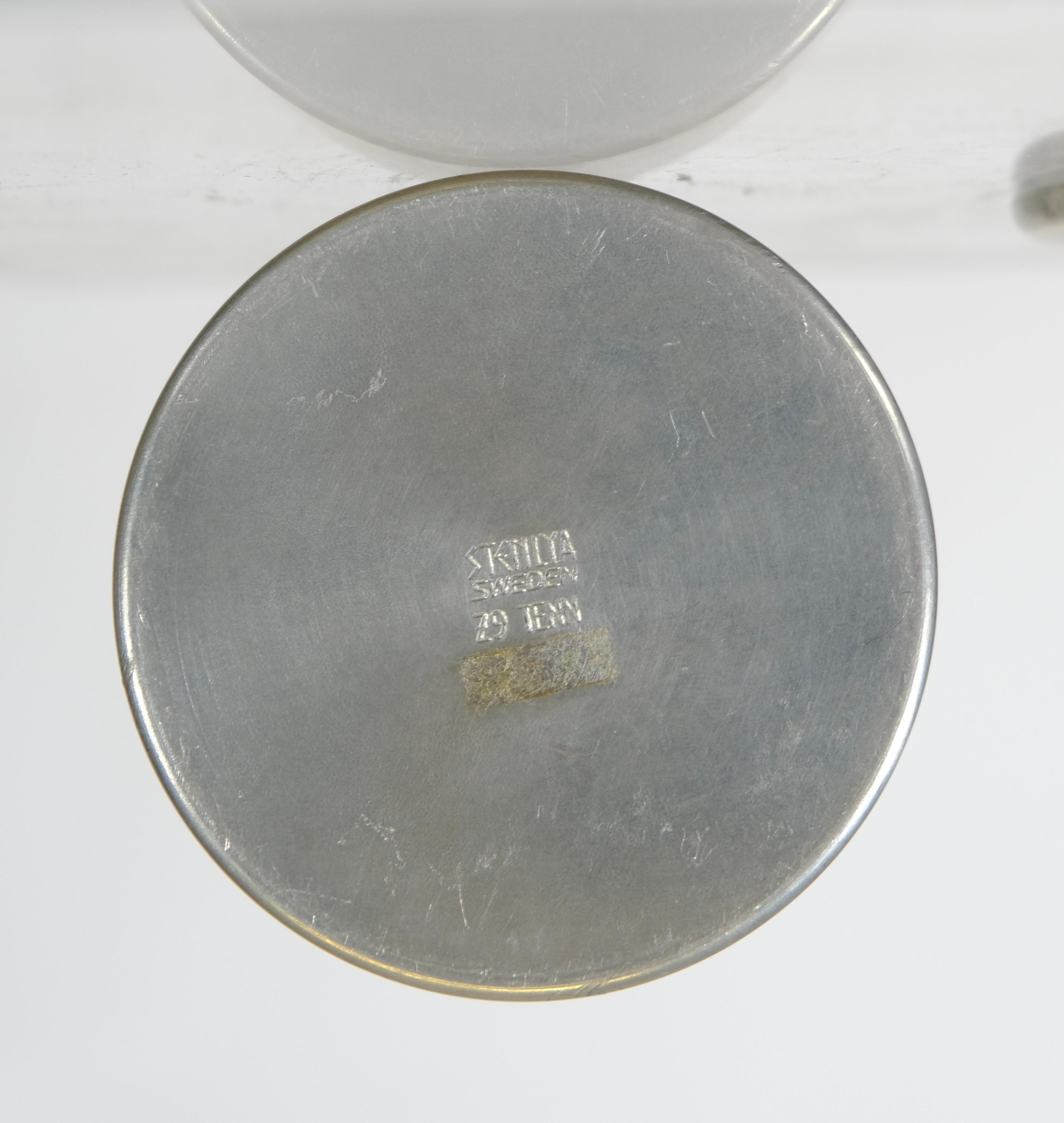 Étain Petite boîte suédoise en étain avec incrustation de porphyre, fabriquée en 1974. en vente