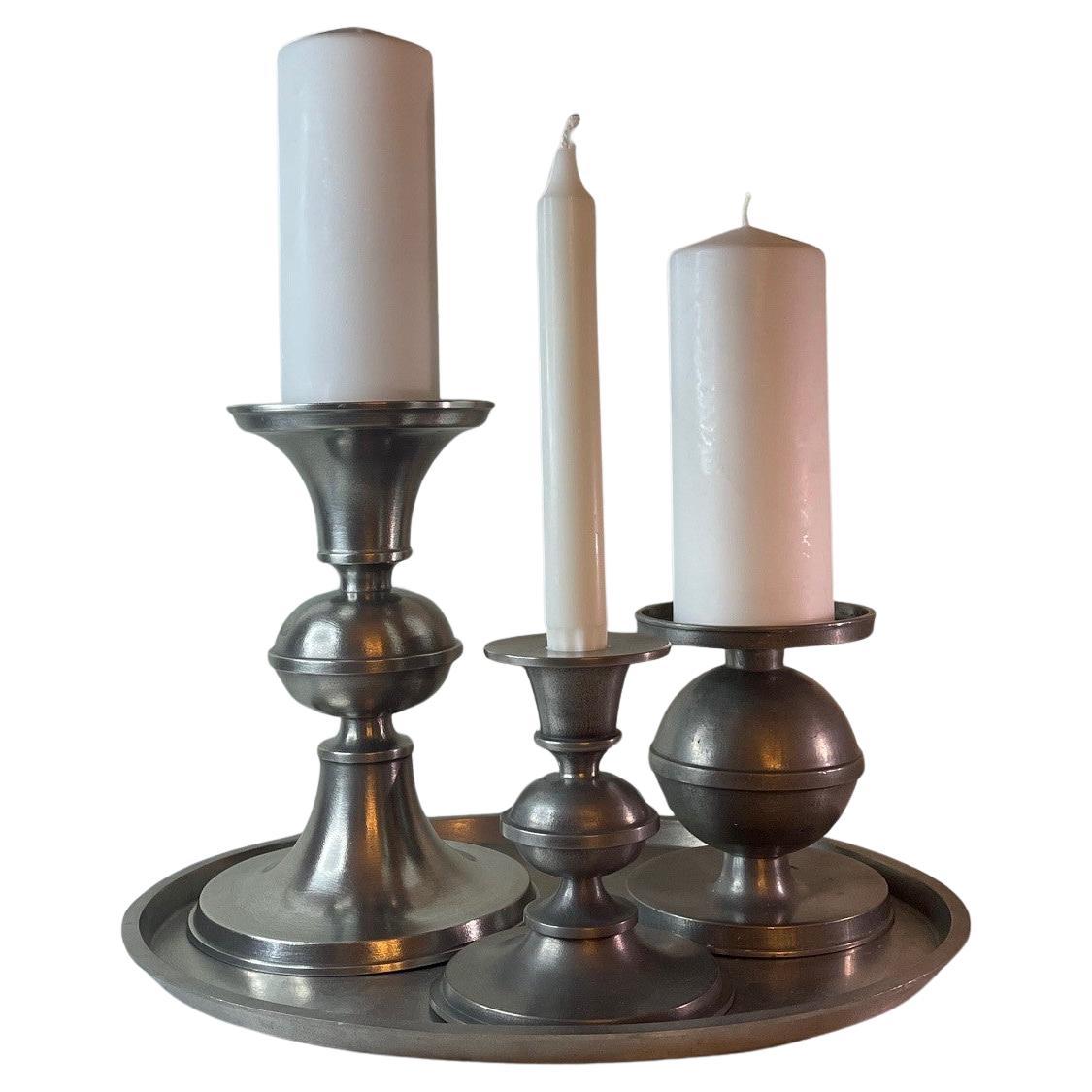 Gruppo di candelieri svedesi in peltro di Edvin Ollers per Schreuder 
Olsson, 1938 in vendita