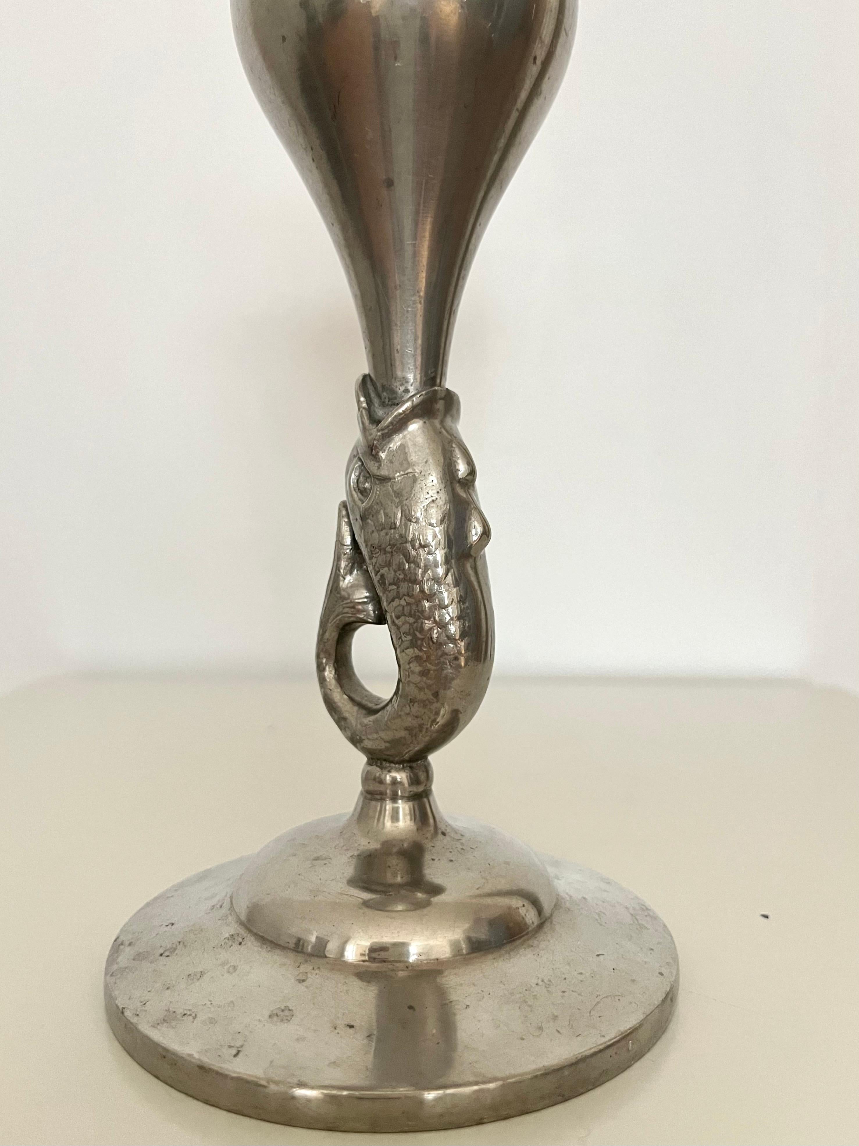Vase suédois en étain avec tige en forme de dauphin, années 1930 en vente 2