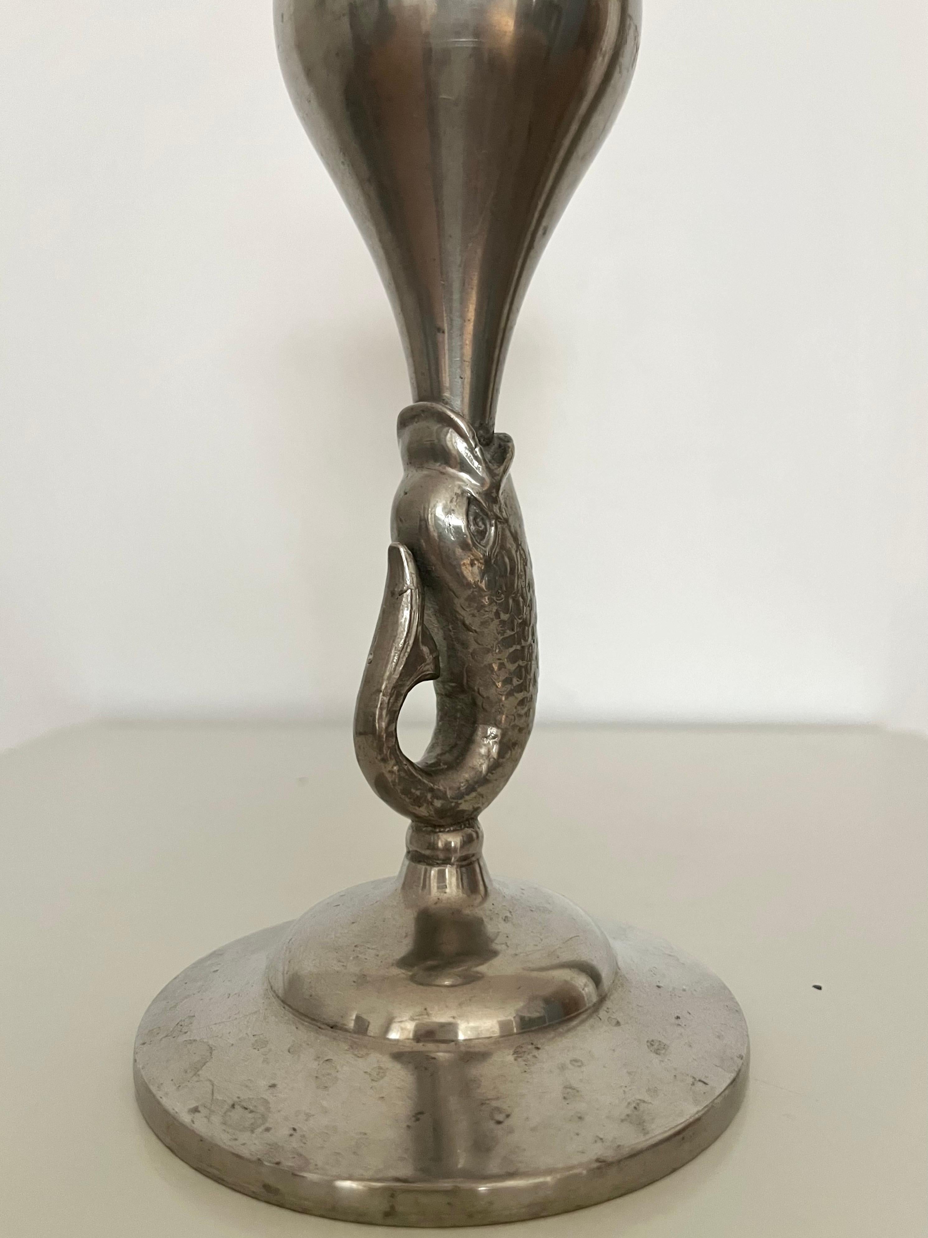 Vase suédois en étain avec tige en forme de dauphin, années 1930 en vente 3
