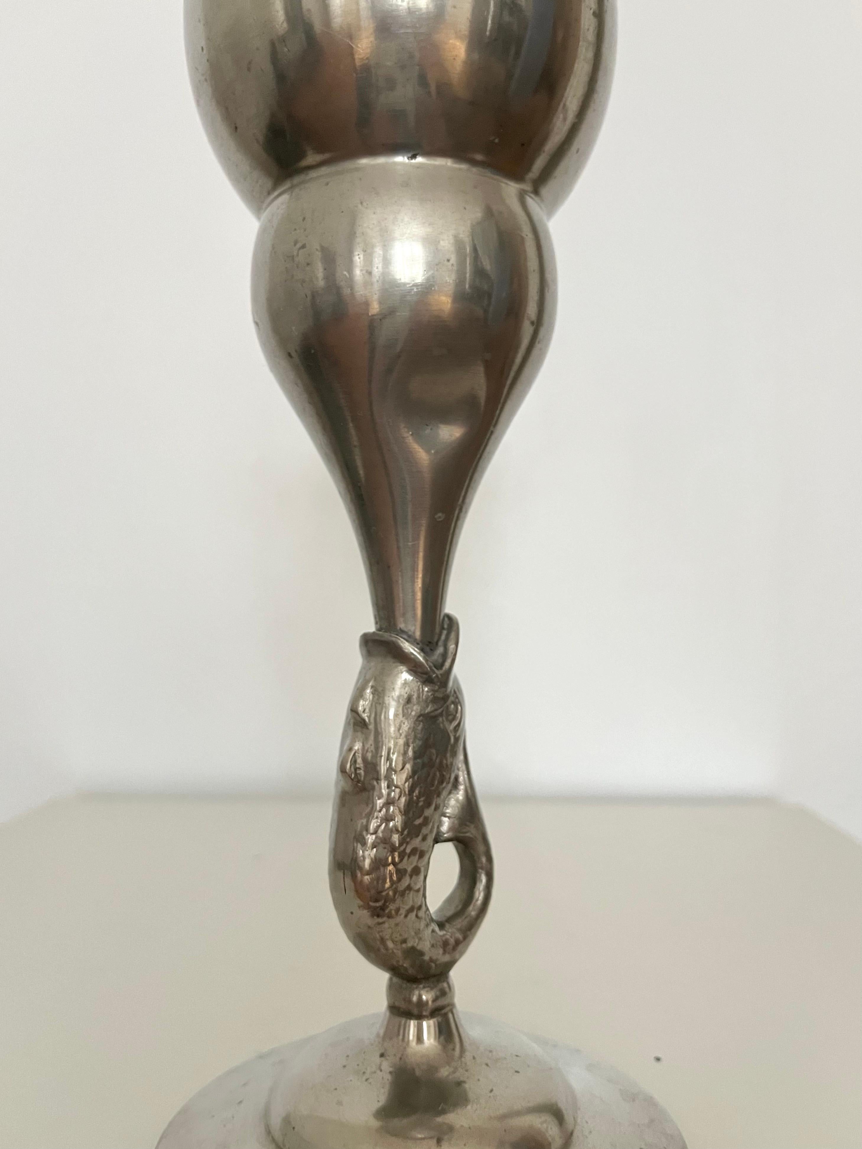 Vase suédois en étain avec tige en forme de dauphin, années 1930 en vente 4