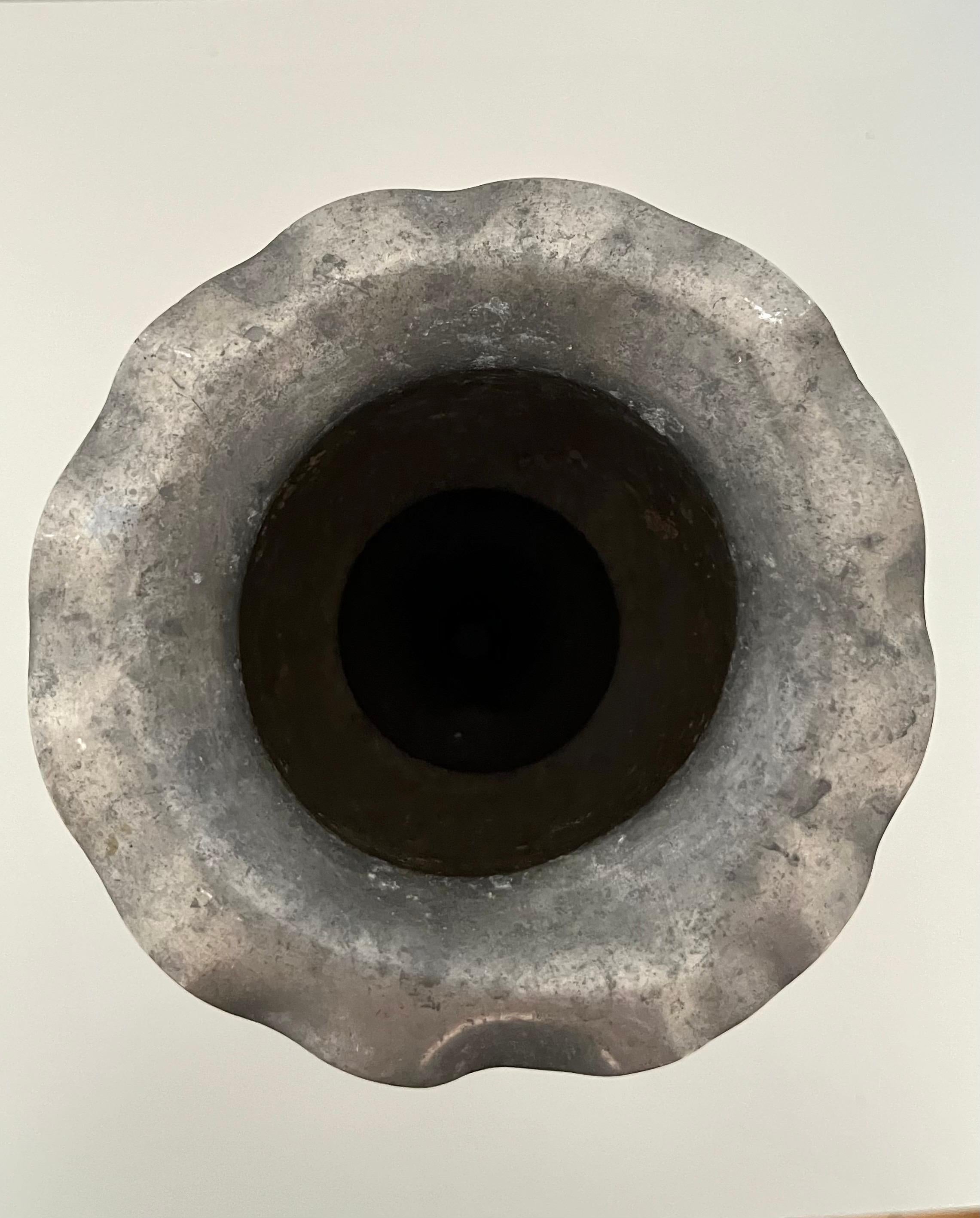 Vase suédois en étain avec tige en forme de dauphin, années 1930 en vente 5