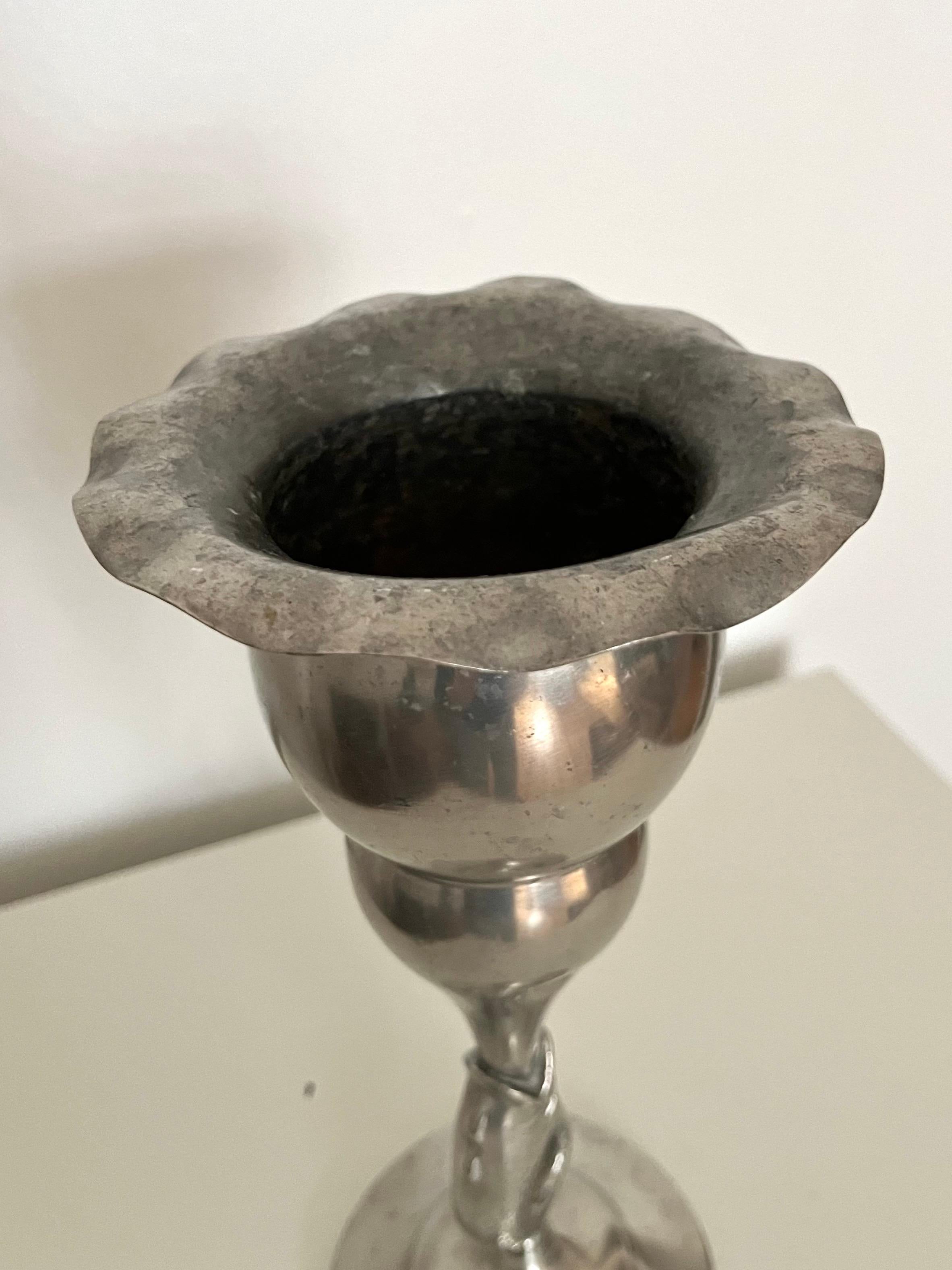 Vase suédois en étain avec tige en forme de dauphin, années 1930 en vente 6