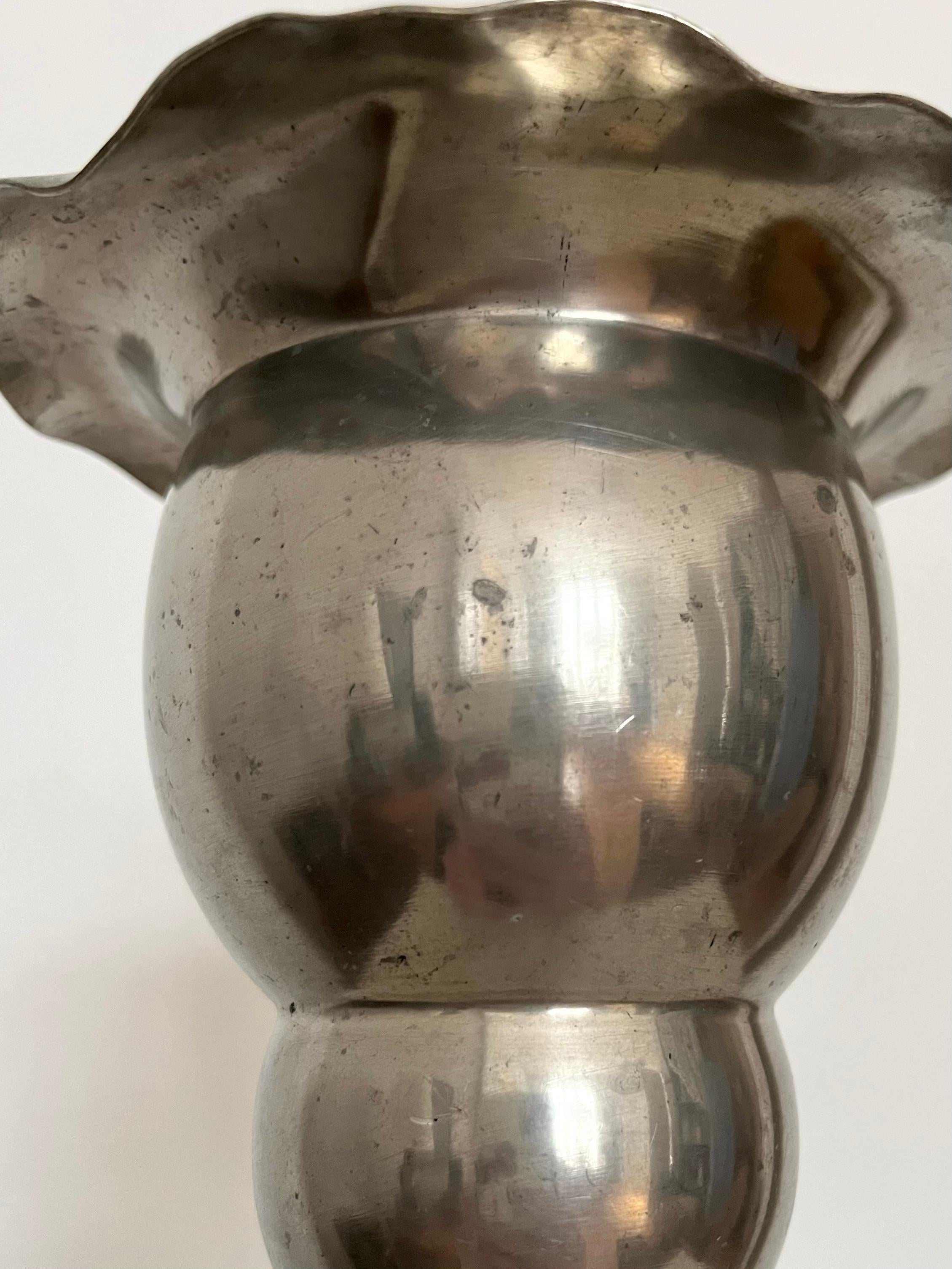 Vase suédois en étain avec tige en forme de dauphin, années 1930 en vente 8
