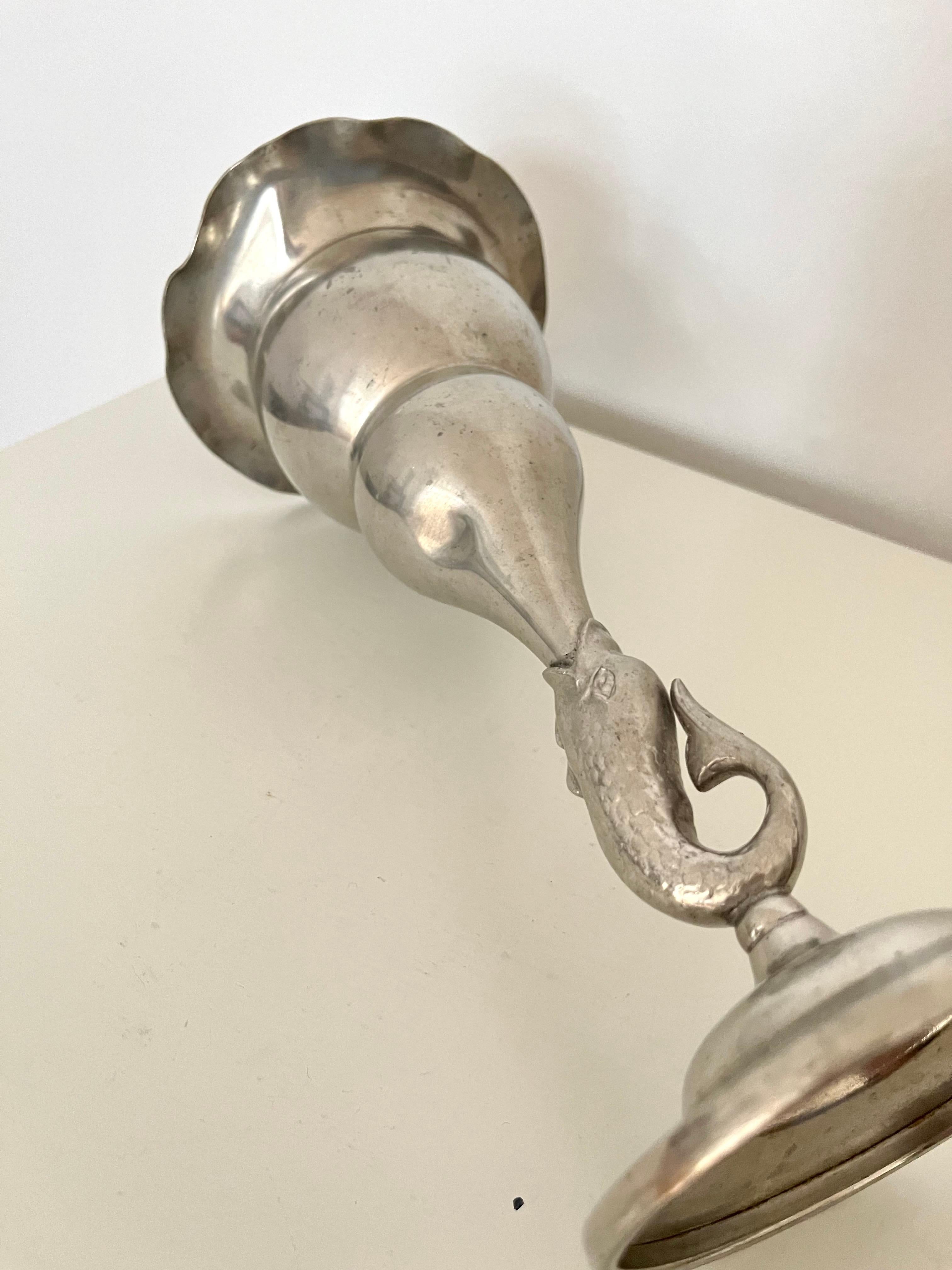 Vase suédois en étain avec tige en forme de dauphin, années 1930 en vente 9