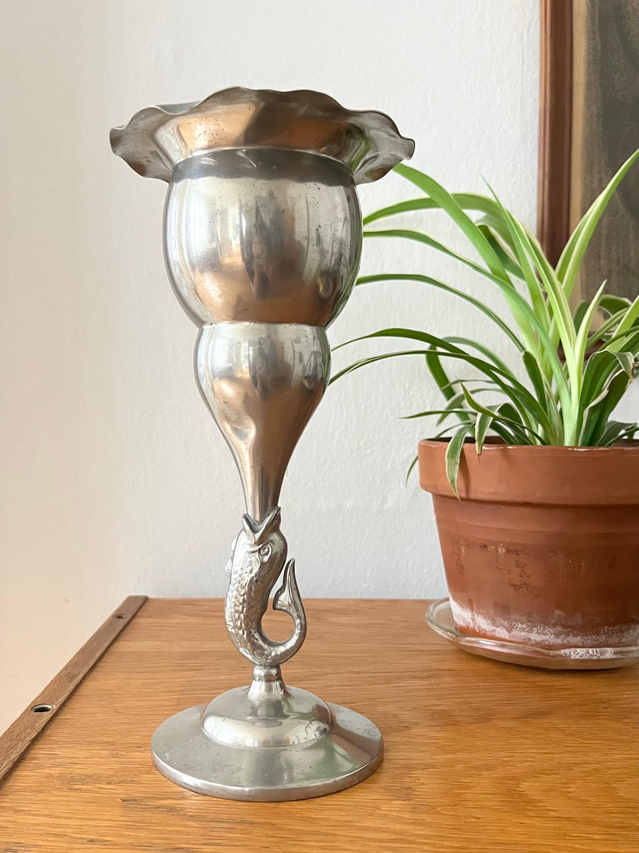 Vase suédois en étain avec tige en forme de dauphin, années 1930 en vente 10