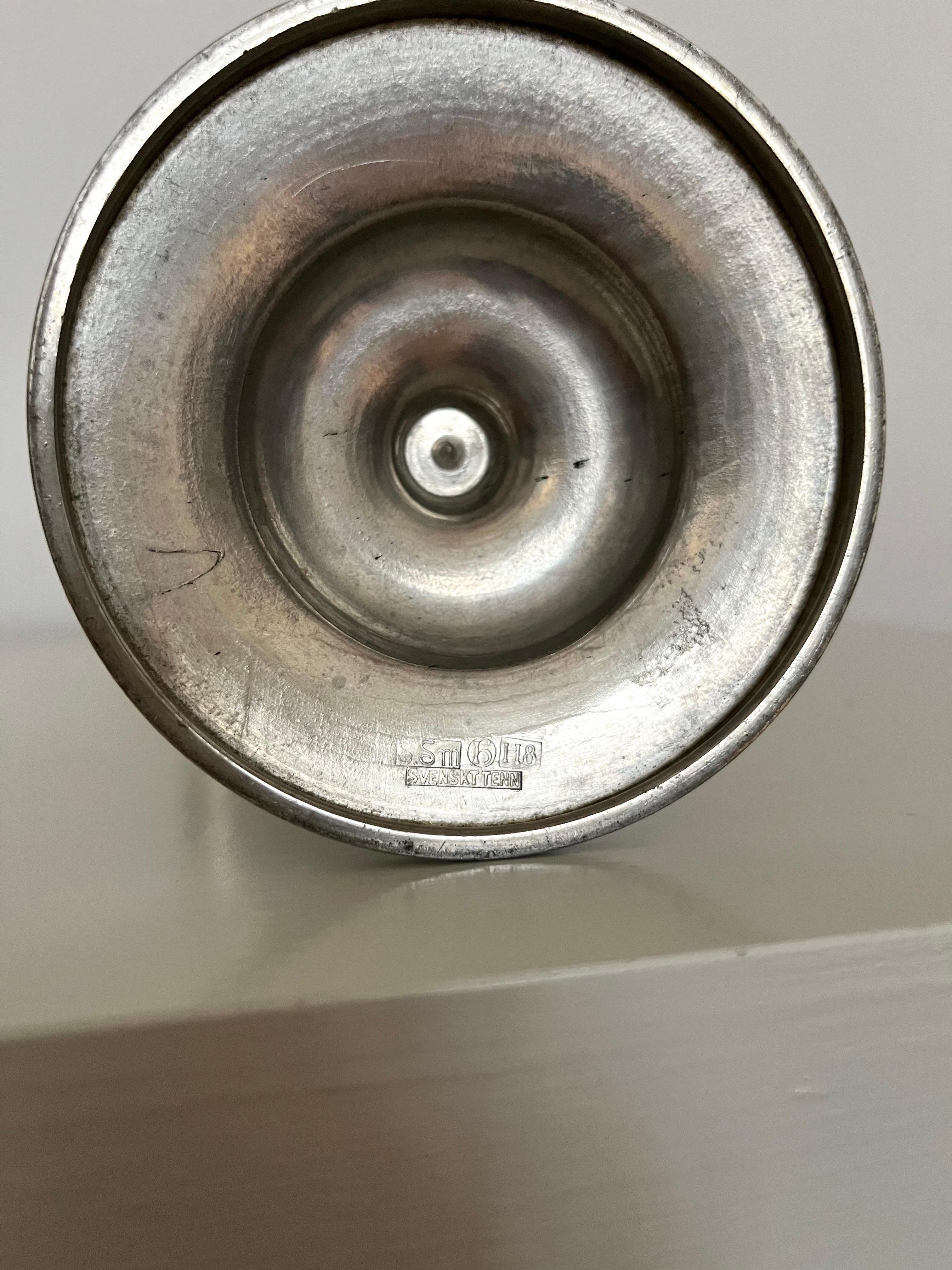 Vase suédois en étain avec tige en forme de dauphin, années 1930 en vente 11