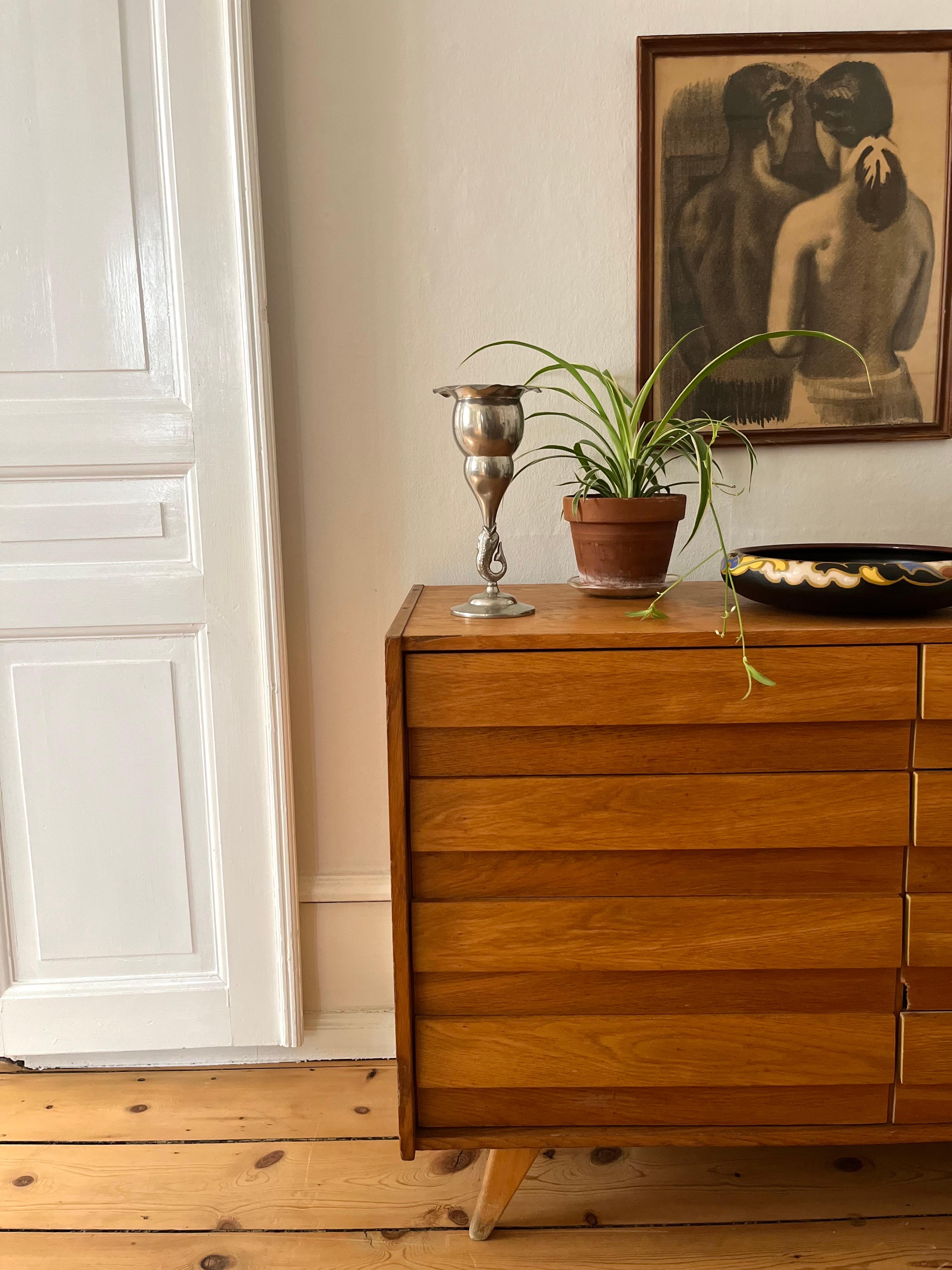 Vase suédois en étain avec tige en forme de dauphin, années 1930

Élégant vase suédois en étain des années 1930, fabriqué en étain moulé et tourné, avec une tige sculpturale en forme de dauphin et un bord doucement évasé. La forme allie des courbes