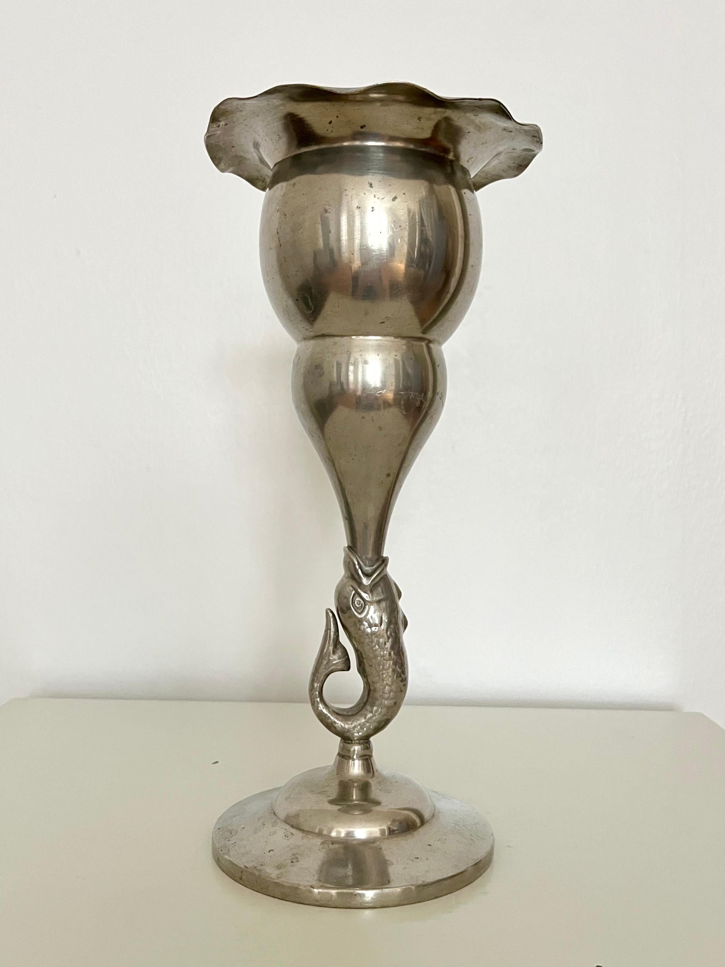 Art déco Vase suédois en étain avec tige en forme de dauphin, années 1930 en vente