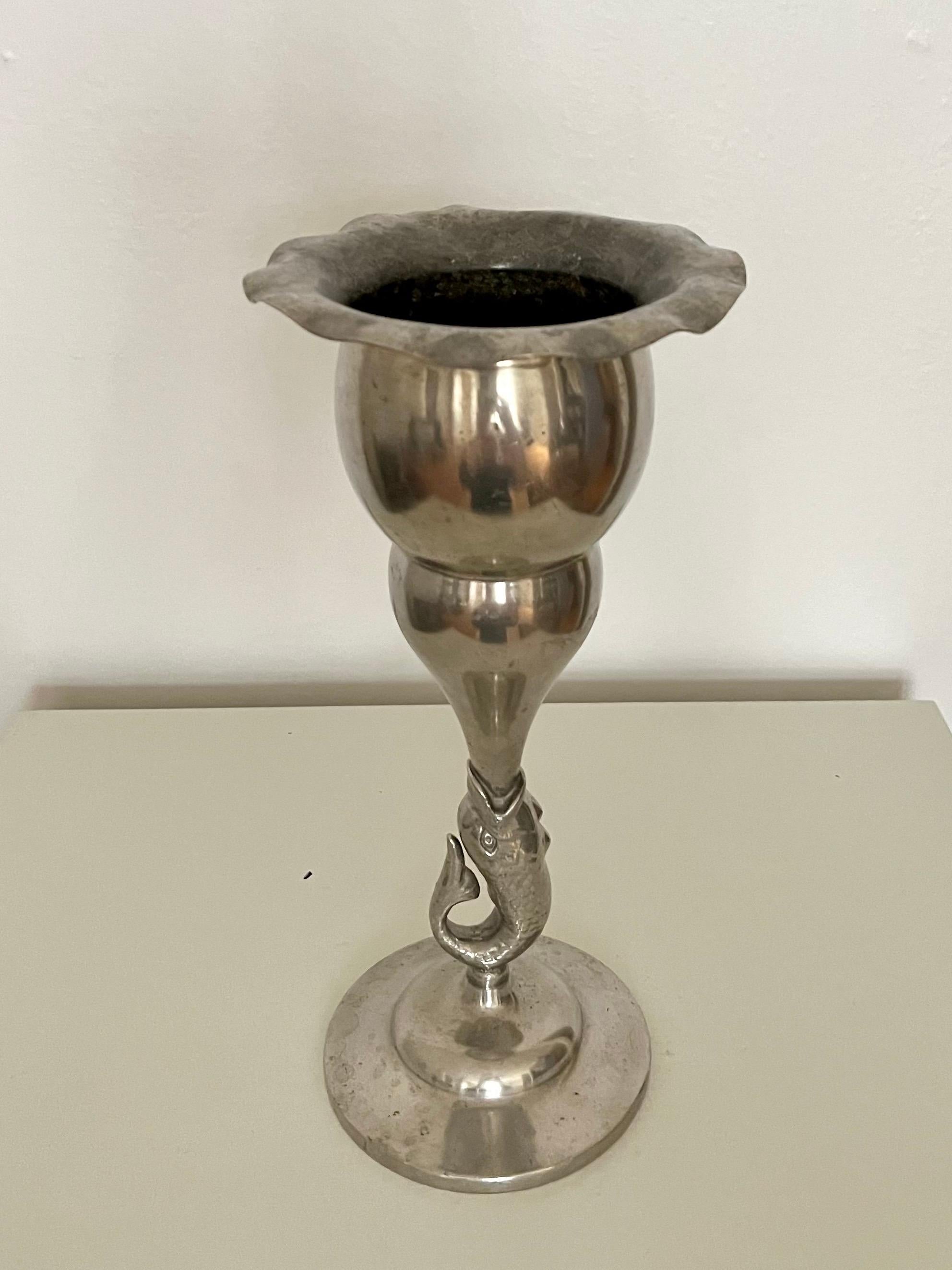 Fait main Vase suédois en étain avec tige en forme de dauphin, années 1930 en vente