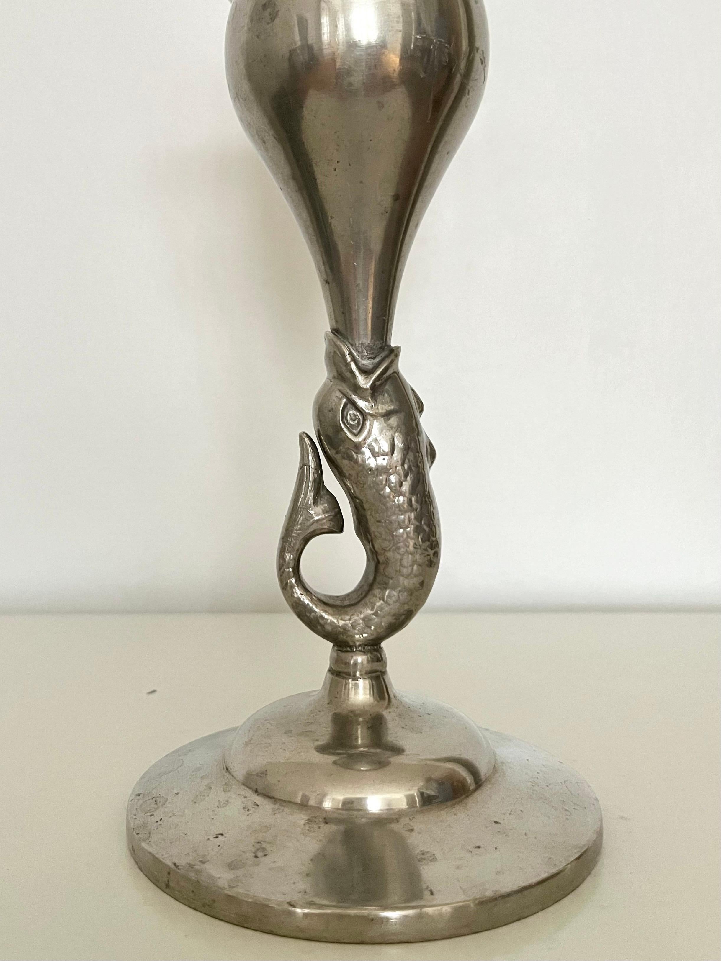 Vase suédois en étain avec tige en forme de dauphin, années 1930 Bon état - En vente à Frederiksberg C, DK