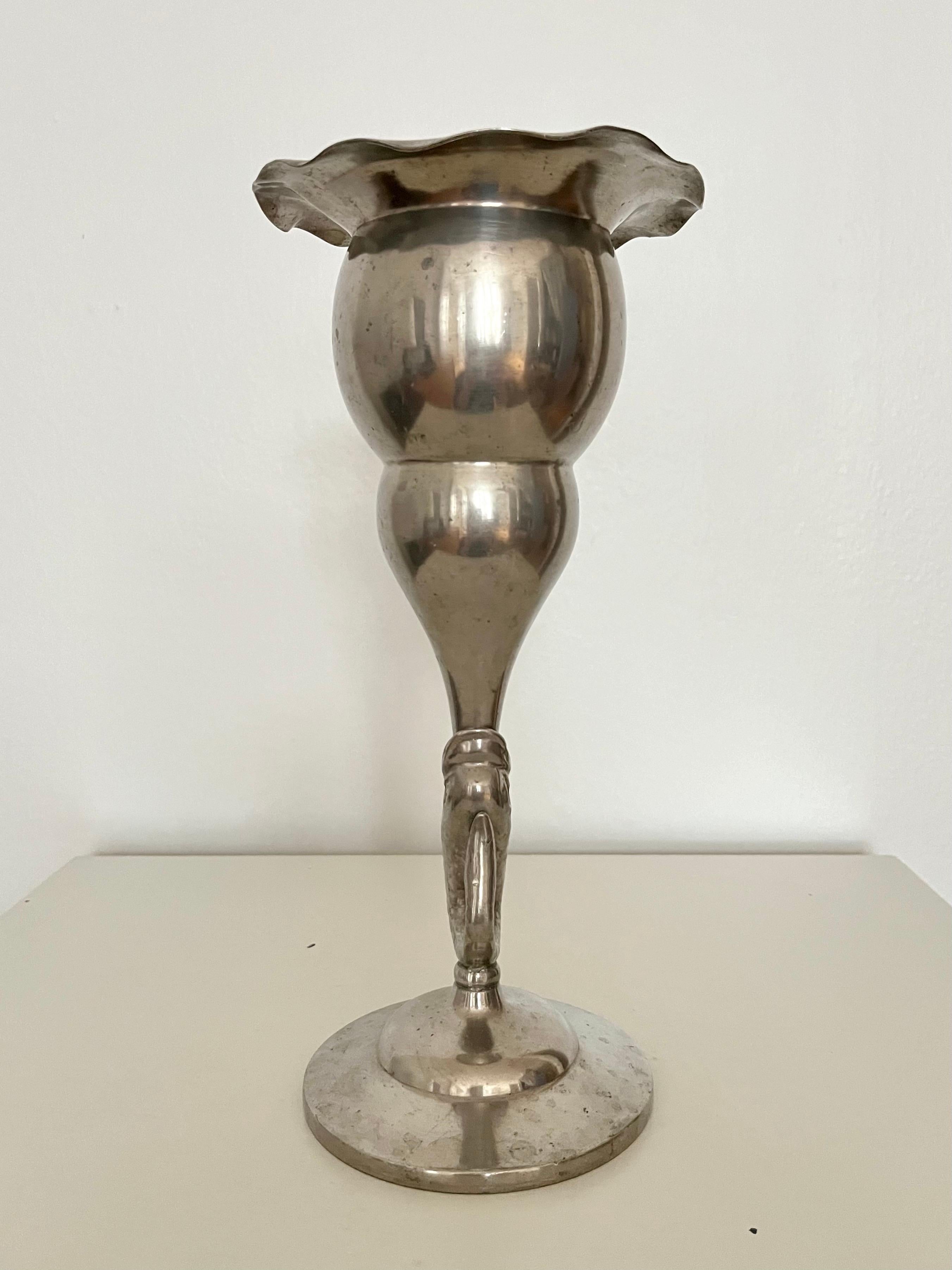 Milieu du XXe siècle Vase suédois en étain avec tige en forme de dauphin, années 1930 en vente