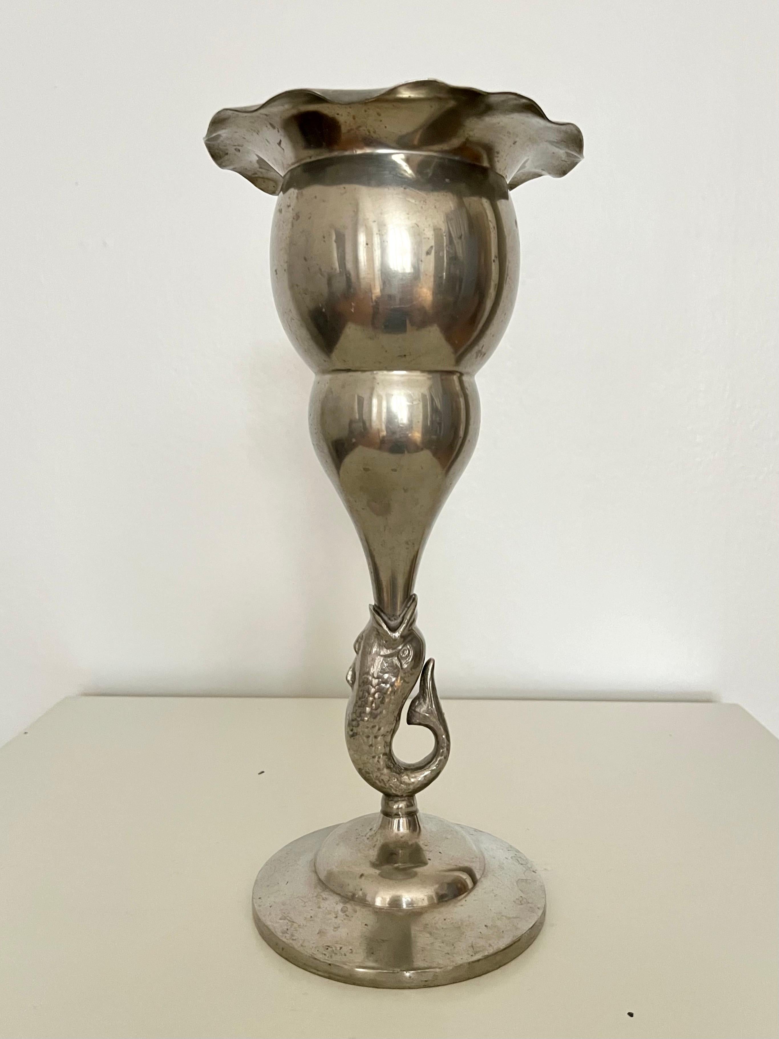 Étain Vase suédois en étain avec tige en forme de dauphin, années 1930 en vente