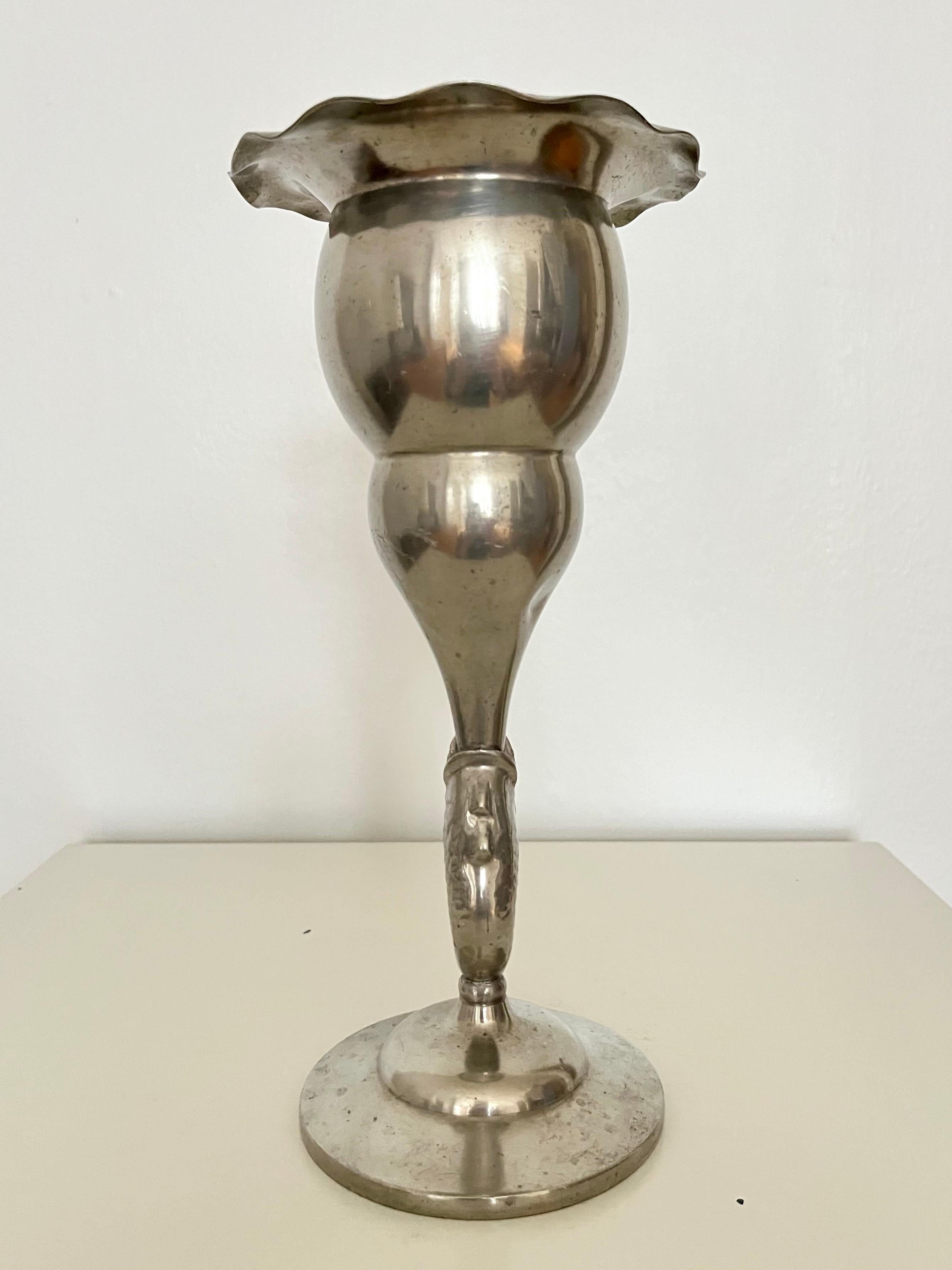 Vase suédois en étain avec tige en forme de dauphin, années 1930 en vente 1