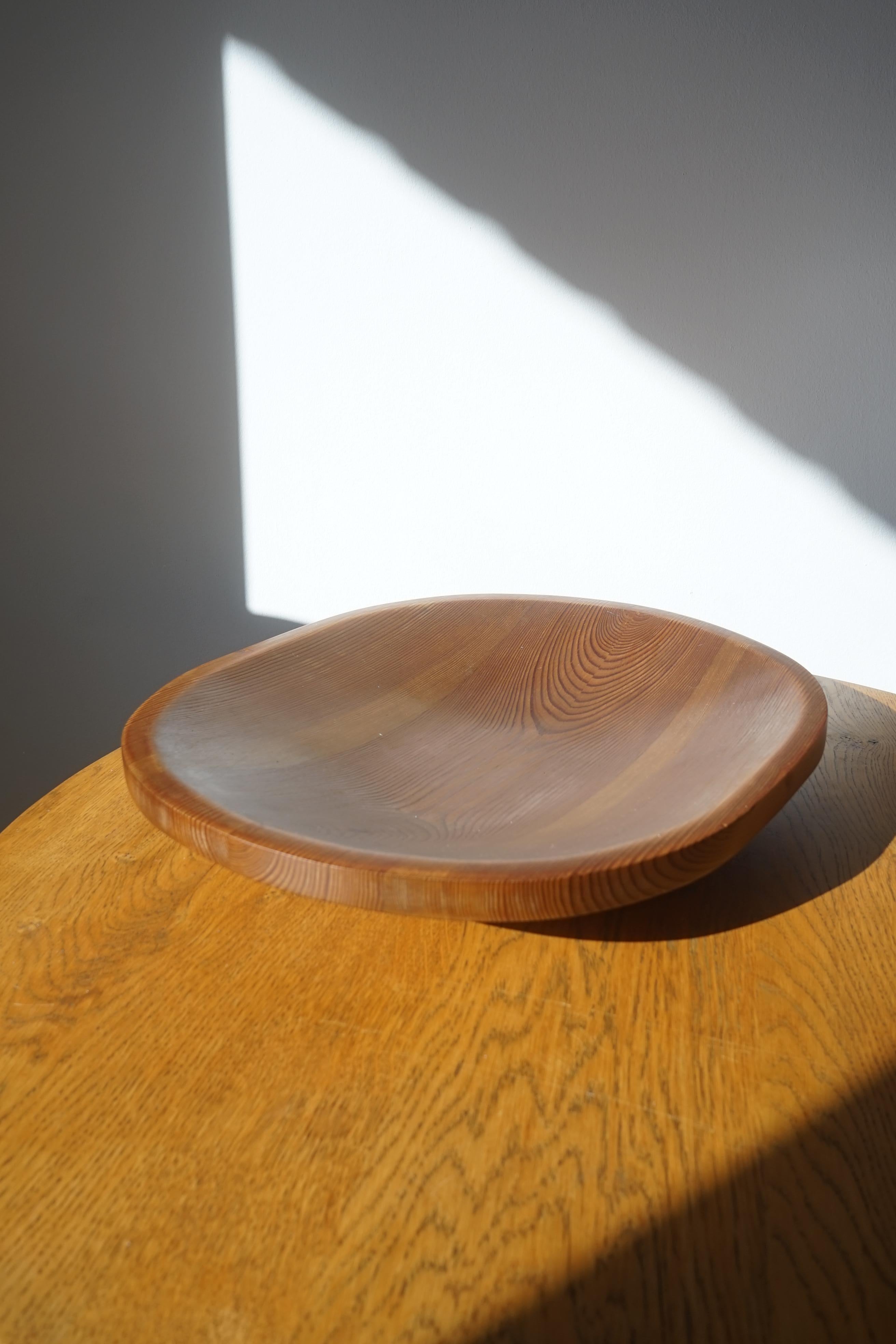 Big solid pine bowl/tray in the manner of Axel Einar Hjorth.

The bowl is in good original condition with light signs of use.

It will fit any interior and is the perfect fruit bowl or decorative object for any interior.

The bowl is typical