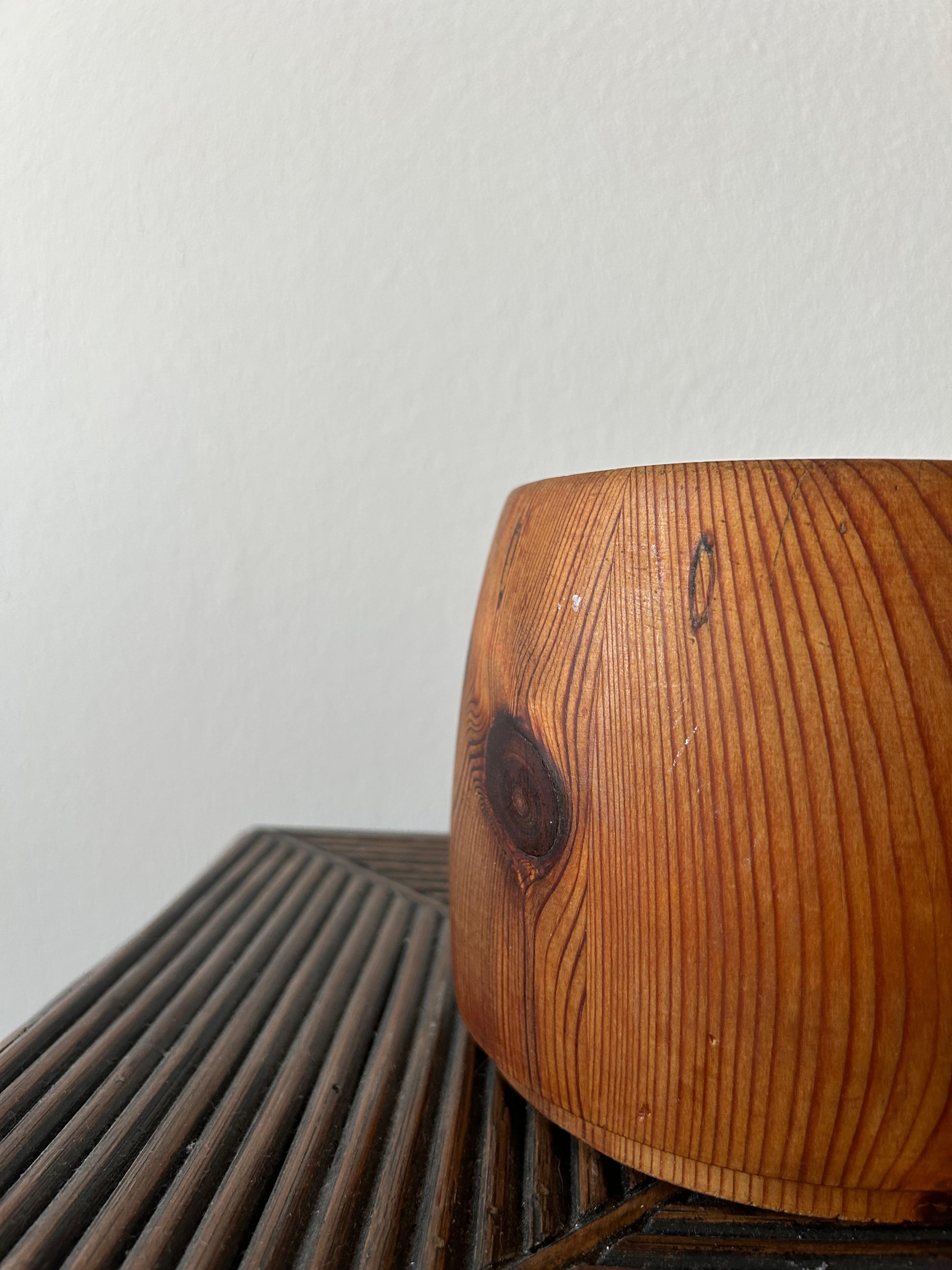 Rare Swedish Pine bowl from the 1960s in Sportsstuge style with a beautiful patina in the manner of Axel Einar Hjorth and Roland Wilhelmsson.

This bowl is a beautiful addition to any interior and will fit any interior from the typical