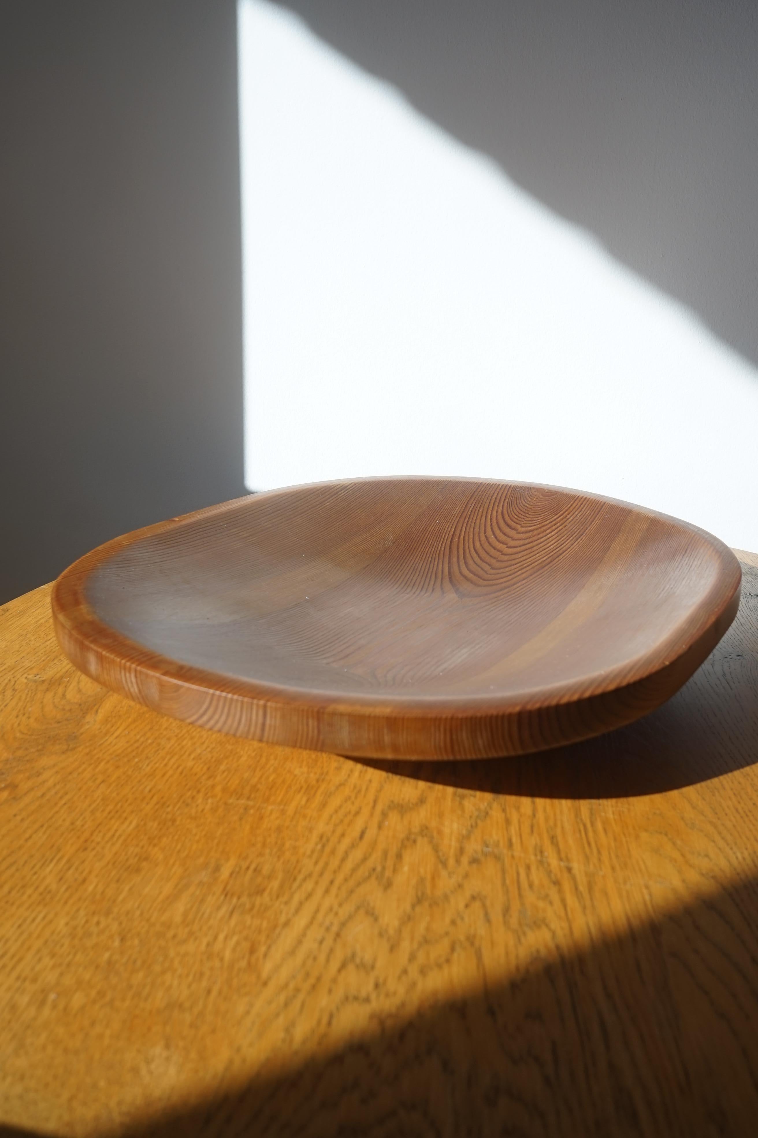 Swedish Pine Bowl, 1960s In Good Condition For Sale In Valby, 84
