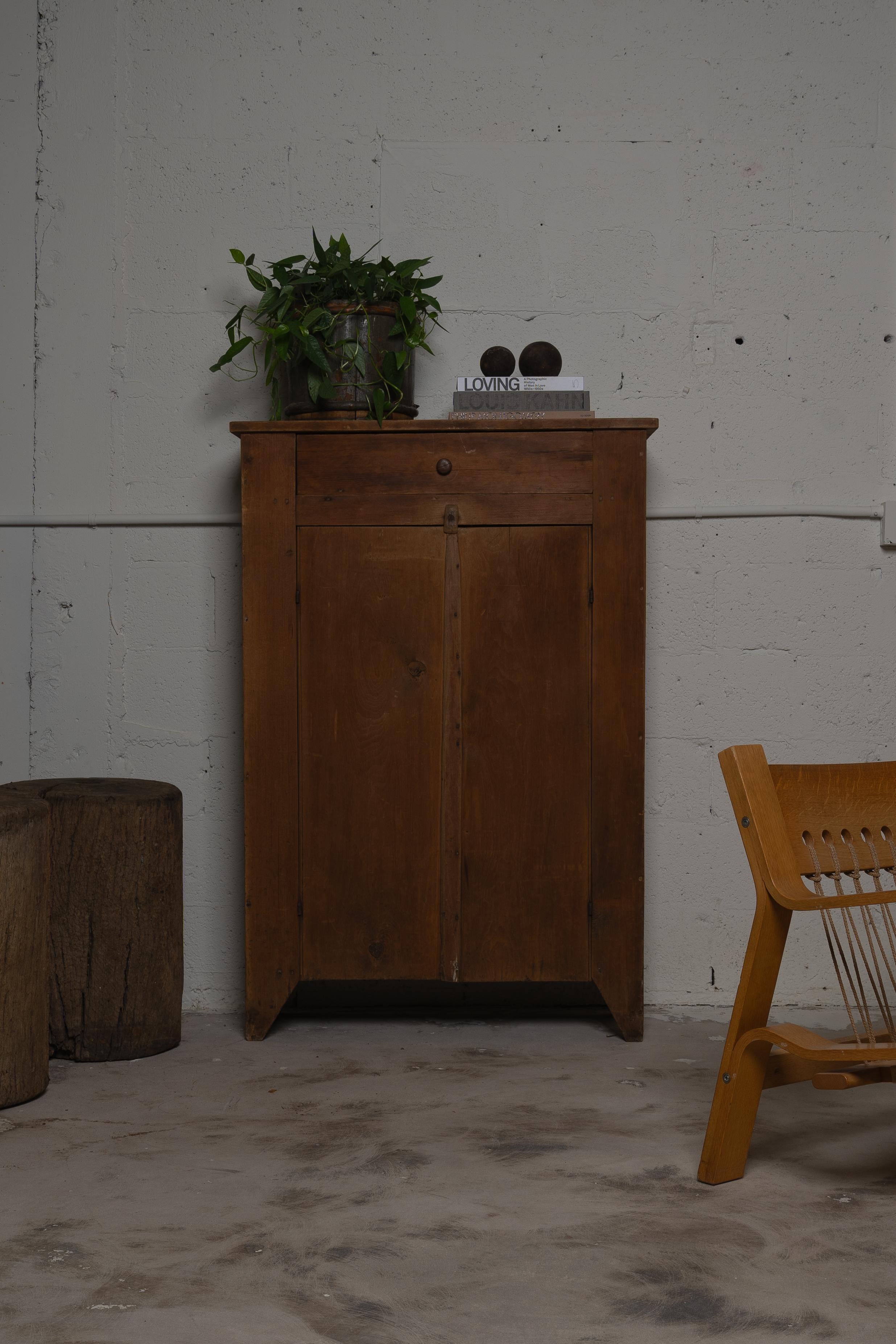 Schrank aus schwedischer Kiefer (Schwedisch) im Angebot