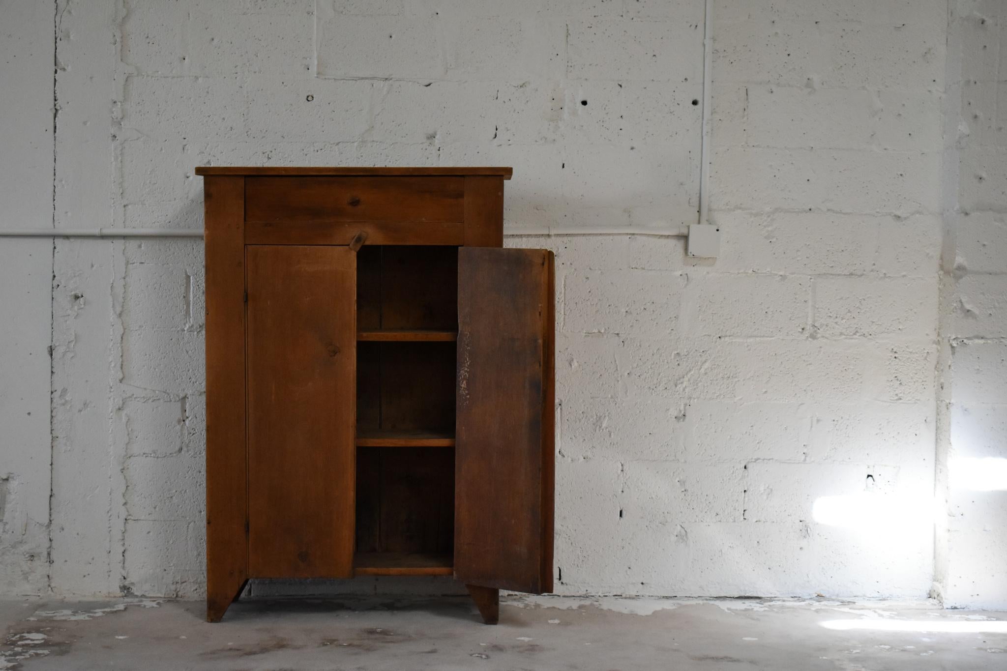Schrank aus schwedischer Kiefer im Zustand „Gut“ im Angebot in Miami, FL