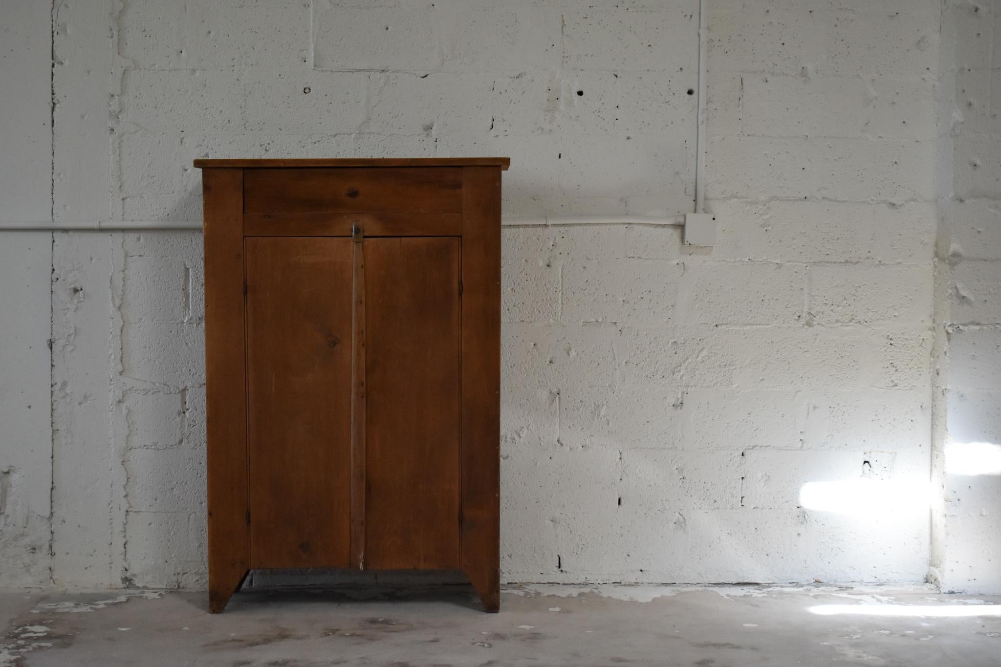 Schrank aus schwedischer Kiefer (Kiefernholz) im Angebot