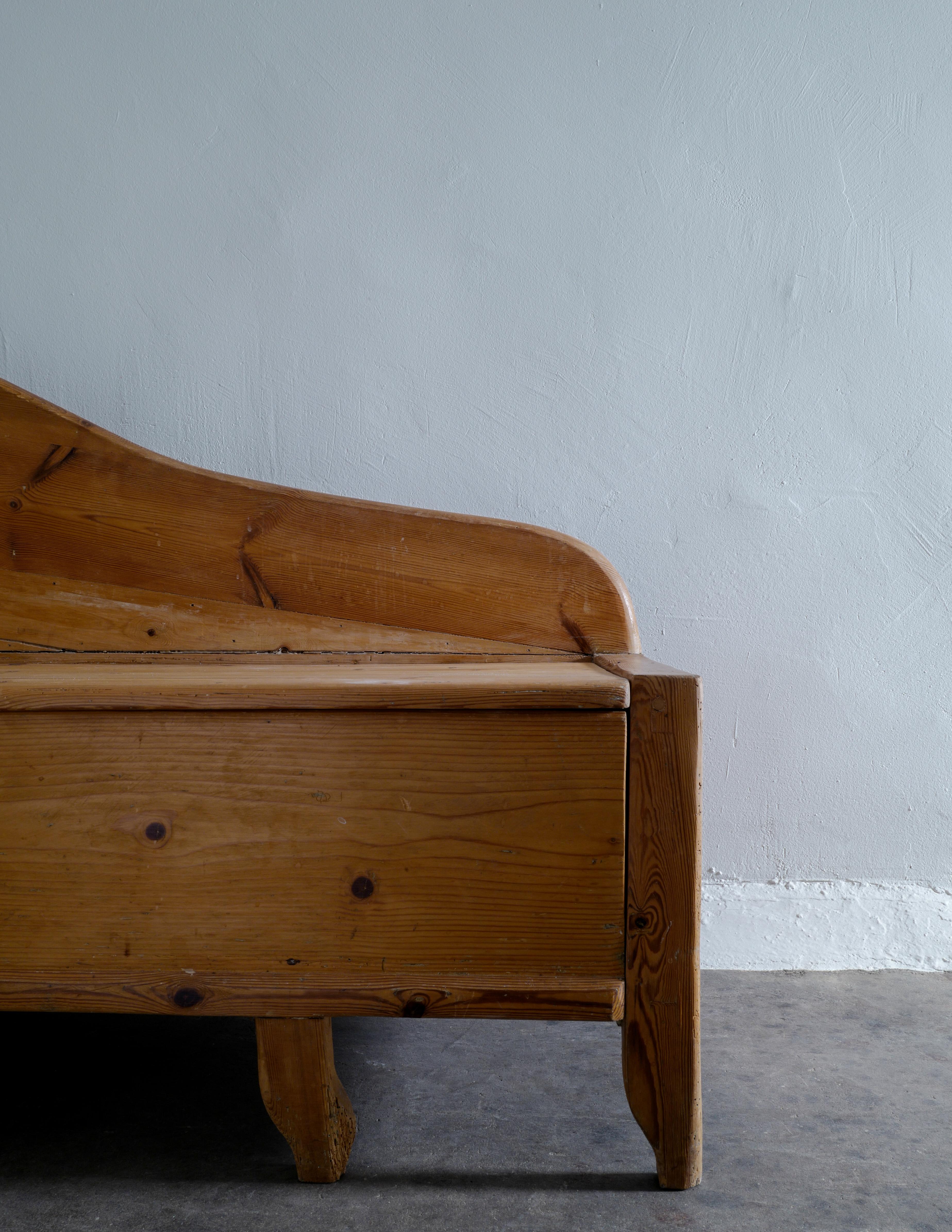 19th Century Swedish Pine Chaise Canapé Sofa in a Wabi-Sabi Style Produced in the Late 1800s