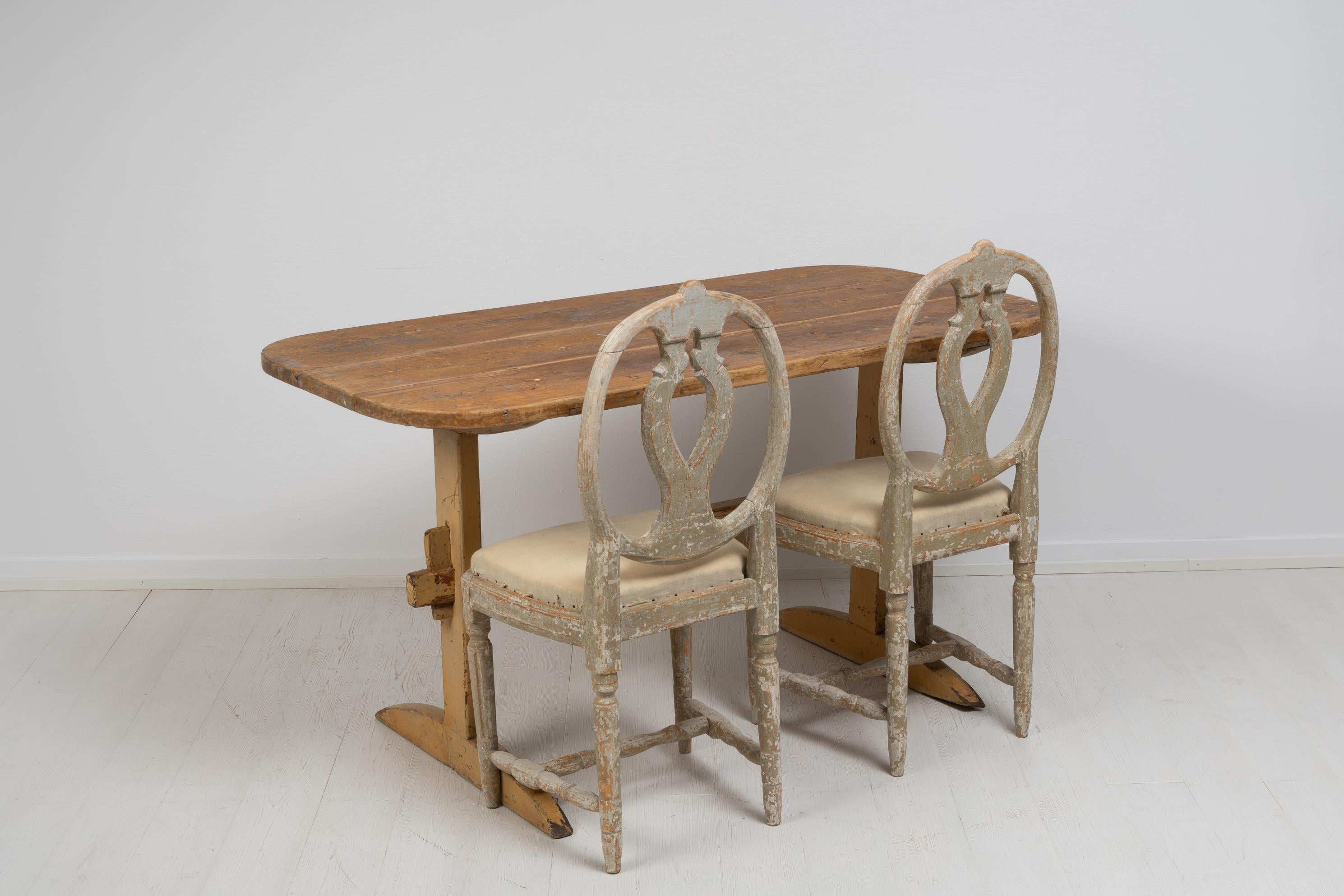 Swedish Pine Country Home Folk Art Dining Table In Good Condition For Sale In Kramfors, SE