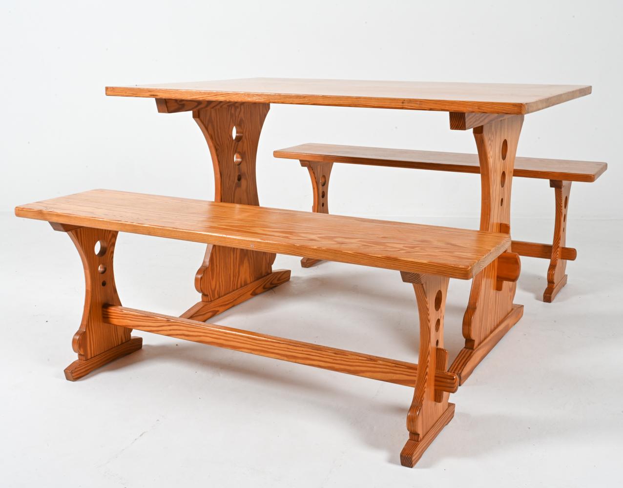 Apportez une touche d'élégance rustique à votre salle à manger avec ce captivant ensemble de salle à manger des années 1990 fabriqué en Suède. Ce charmant ensemble, composé d'une table et de deux bancs, met en valeur la beauté intemporelle de la