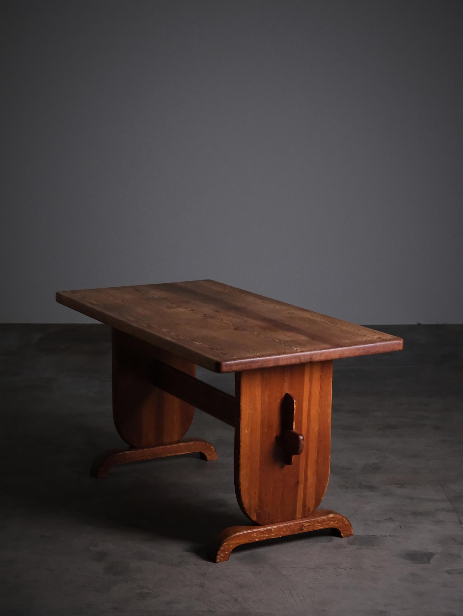 Rare dining table designed by Bo Fjaestad for Arvika Konsthantverk, Sweden, 1930s.

Crafted in pine with a beautiful original patina, this table reflects a distinctly brutalist expression while showcasing the rustic yet refined character of