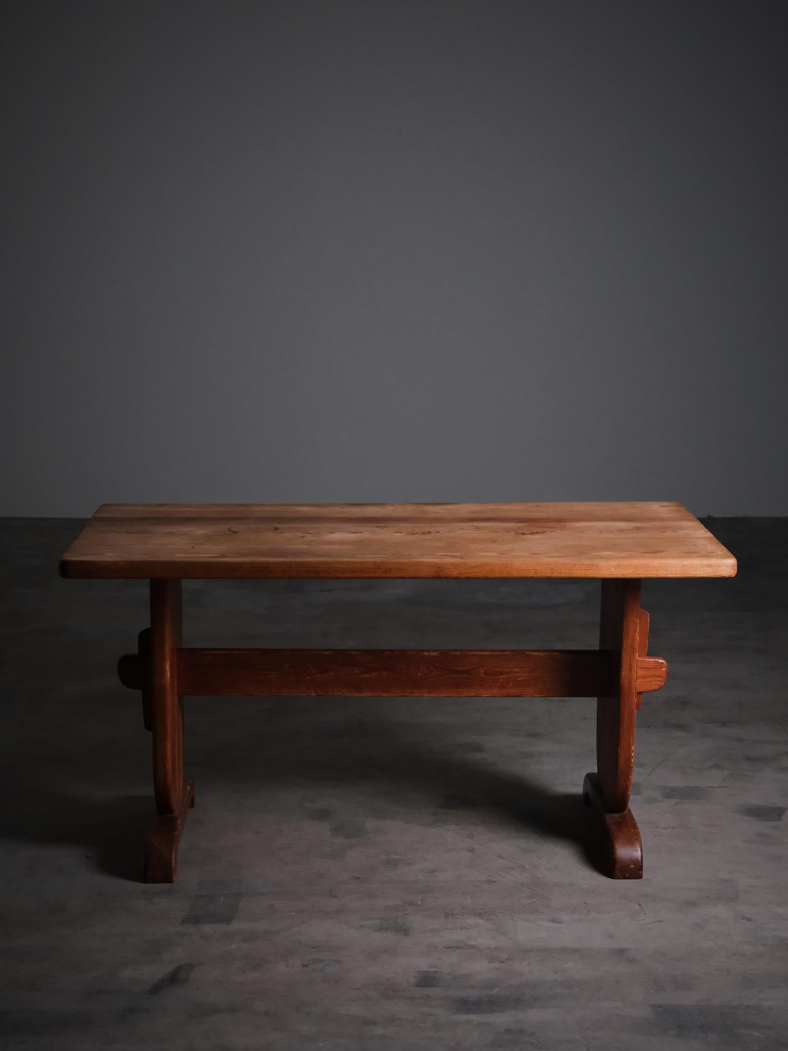 Swedish pine dining table by Bo Fjaestad for Arvika Konsthantverk, 1930s In Good Condition For Sale In Eskilstuna, SE
