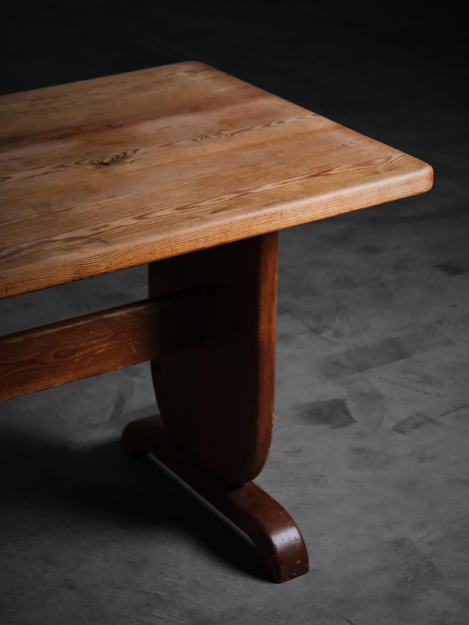 20th Century Swedish pine dining table by Bo Fjaestad for Arvika Konsthantverk, 1930s For Sale