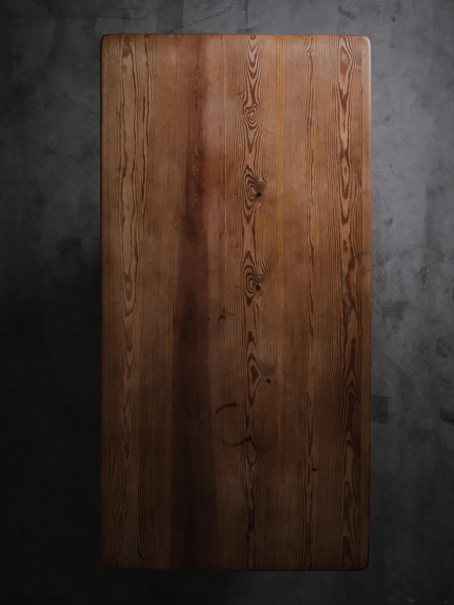 Pine Swedish pine dining table by Bo Fjaestad for Arvika Konsthantverk, 1930s For Sale