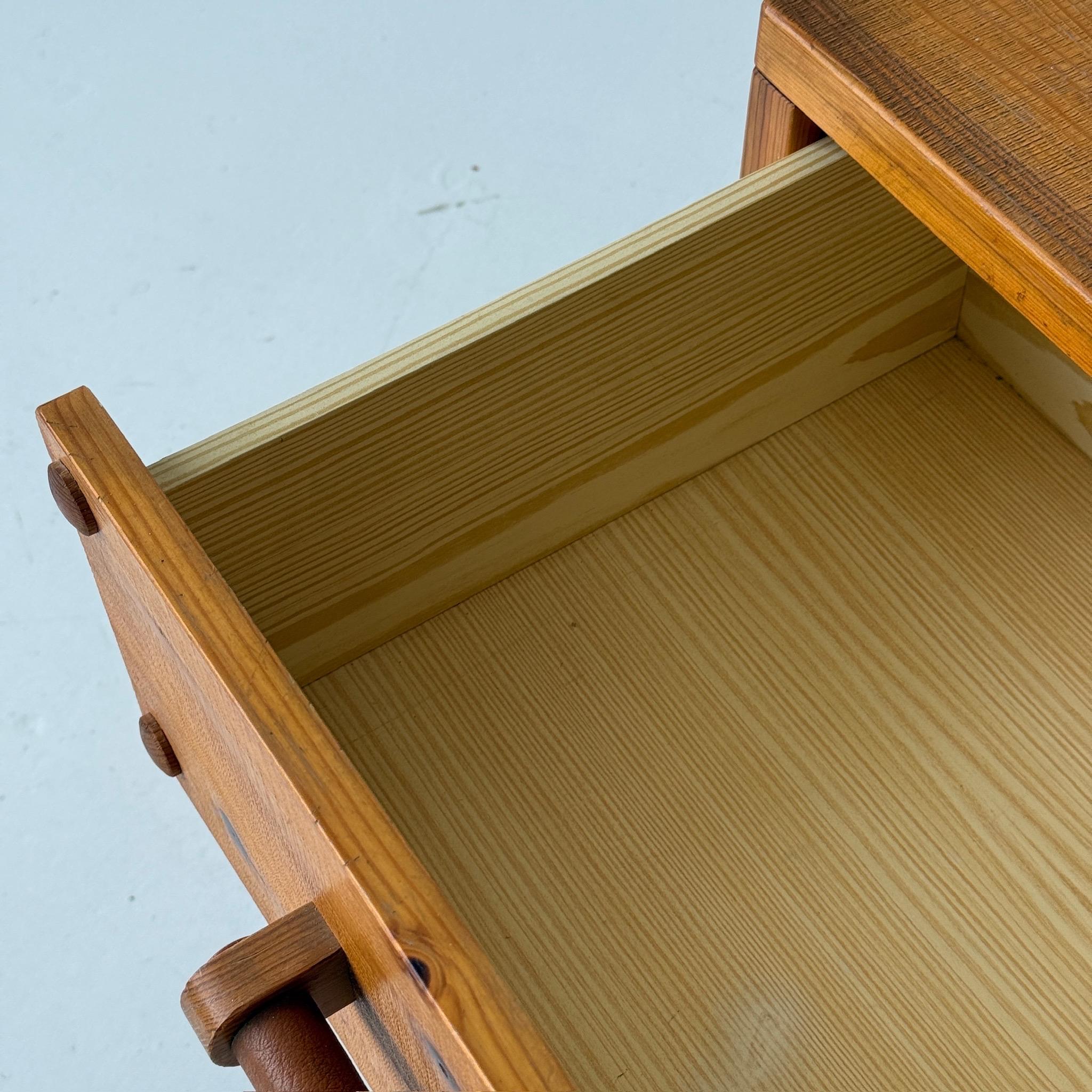 Cassettiera in pino svedese con maniglie in pelle in vendita 3