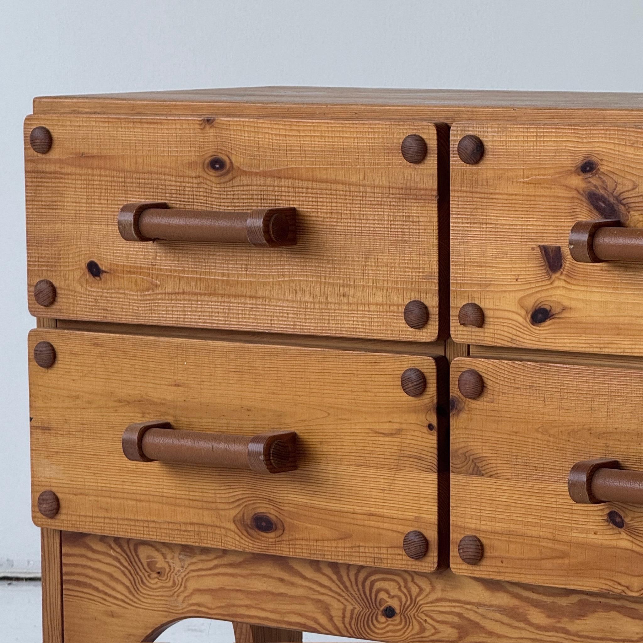 Mid-Century moderno Cassettiera in pino svedese con maniglie in pelle in vendita