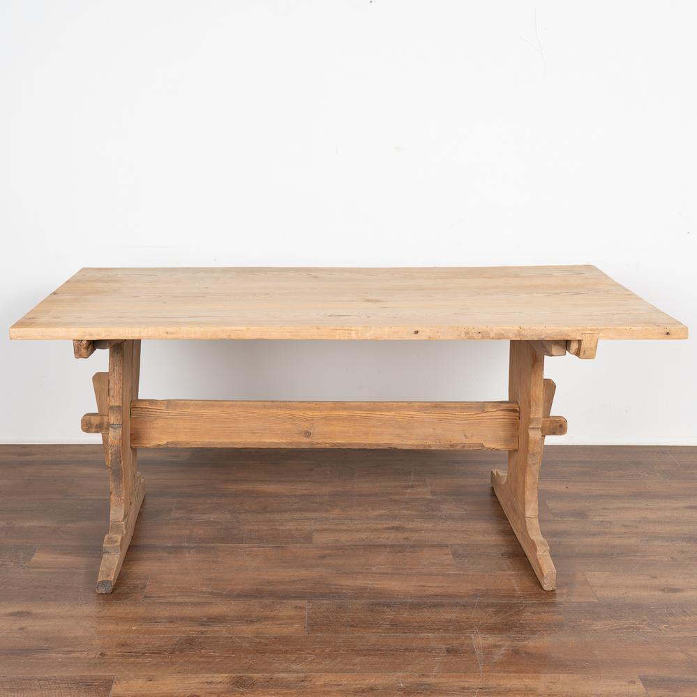 Country Table de ferme en pin suédois Table à manger, vers 1820-40 en vente