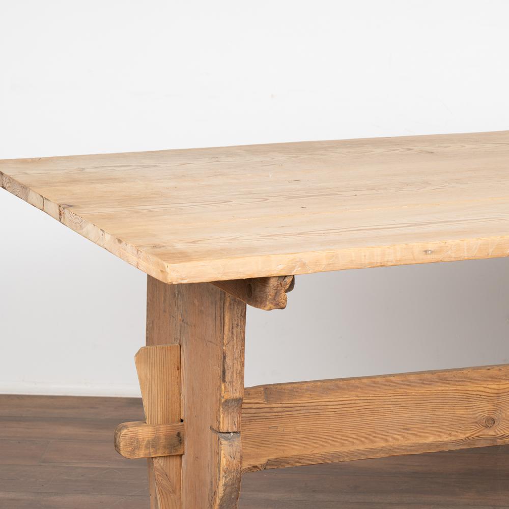 Table de ferme en pin suédois Table à manger, vers 1820-40 Bon état - En vente à Round Top, TX